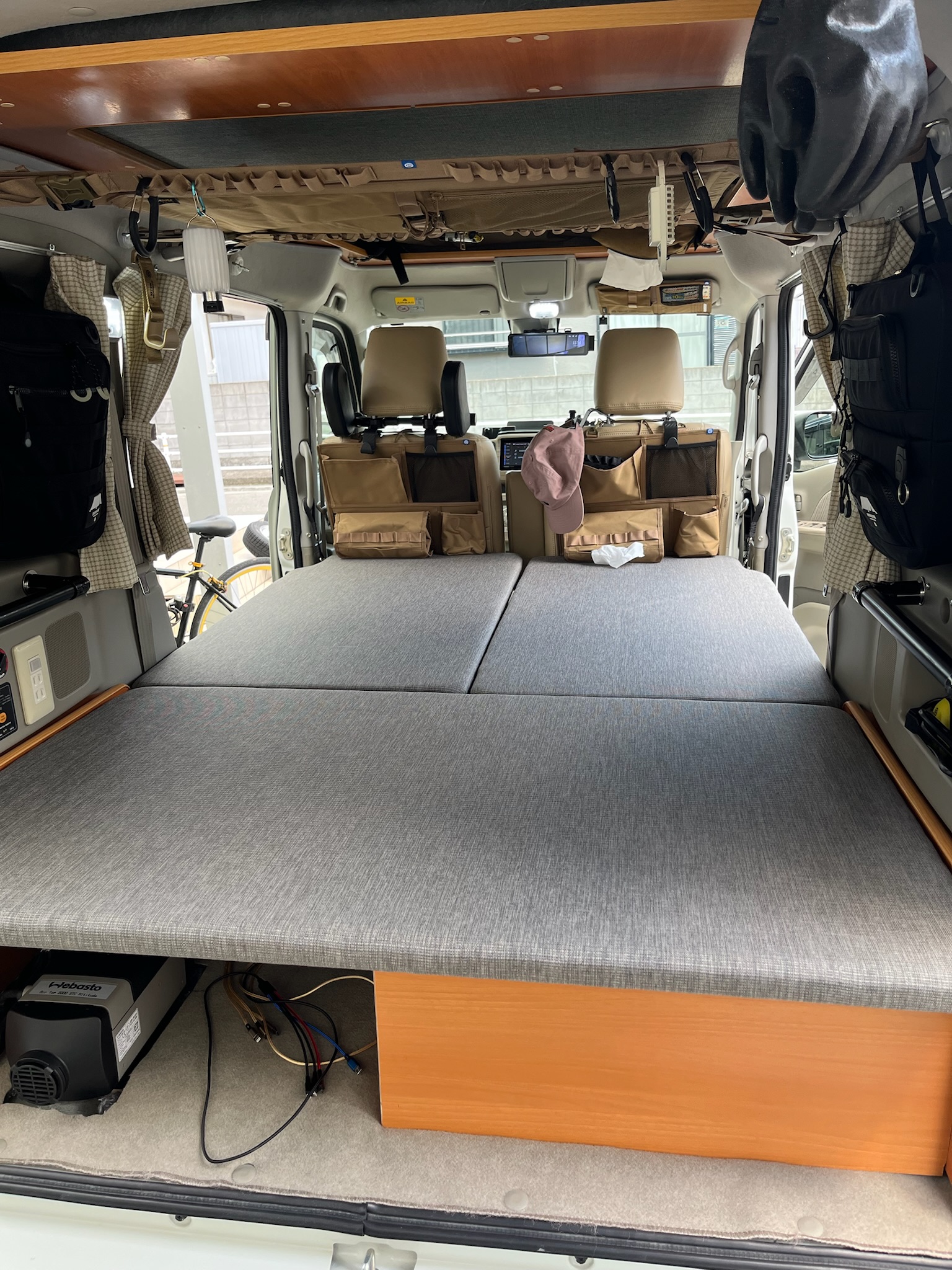 フラットベッドを全展開した車内。広々としたベッドスペース