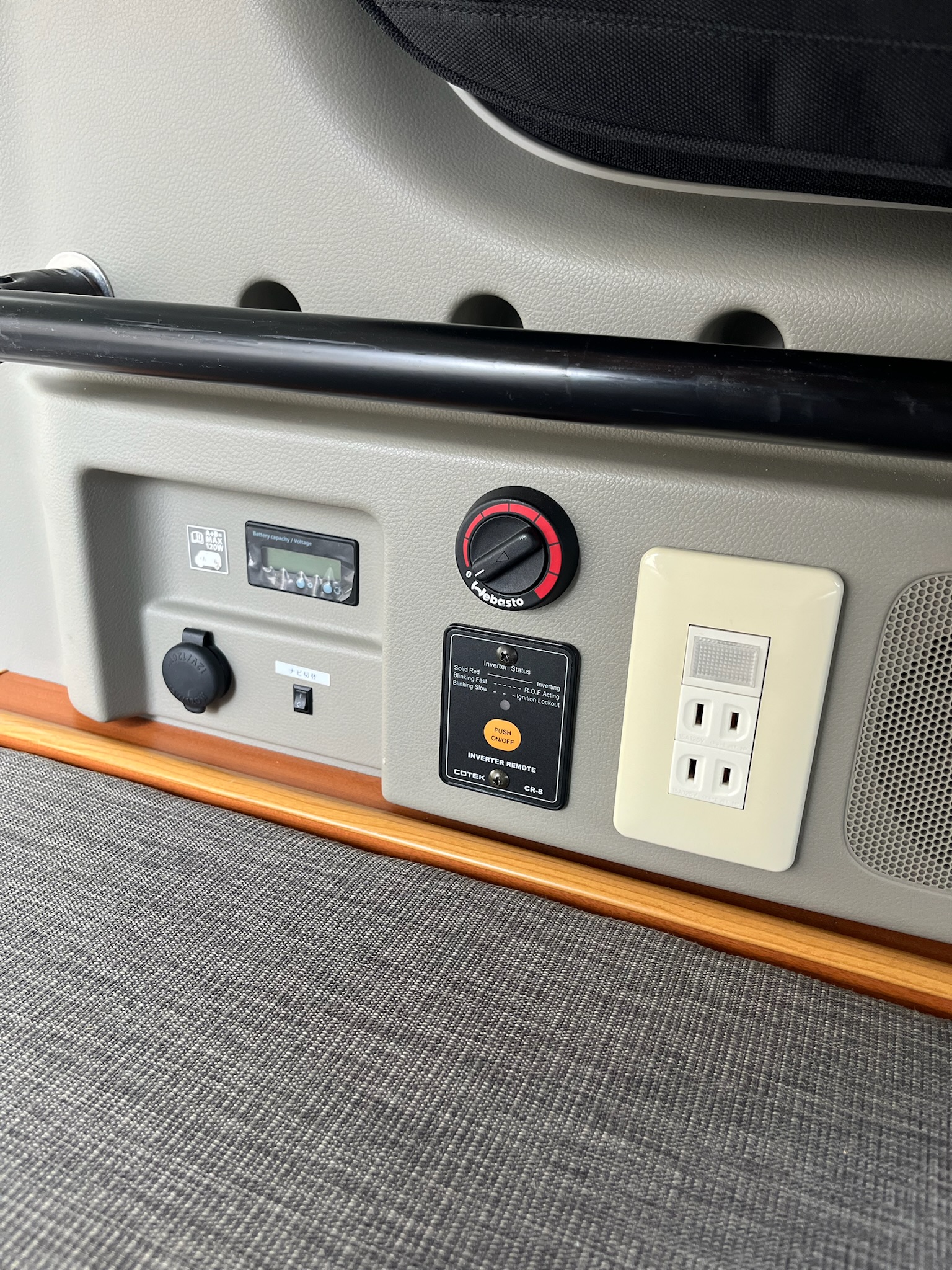 壁面に設置された電装パネル。インバータースイッチ、AC100Vコンセント、バッテリーモニターが並ぶ