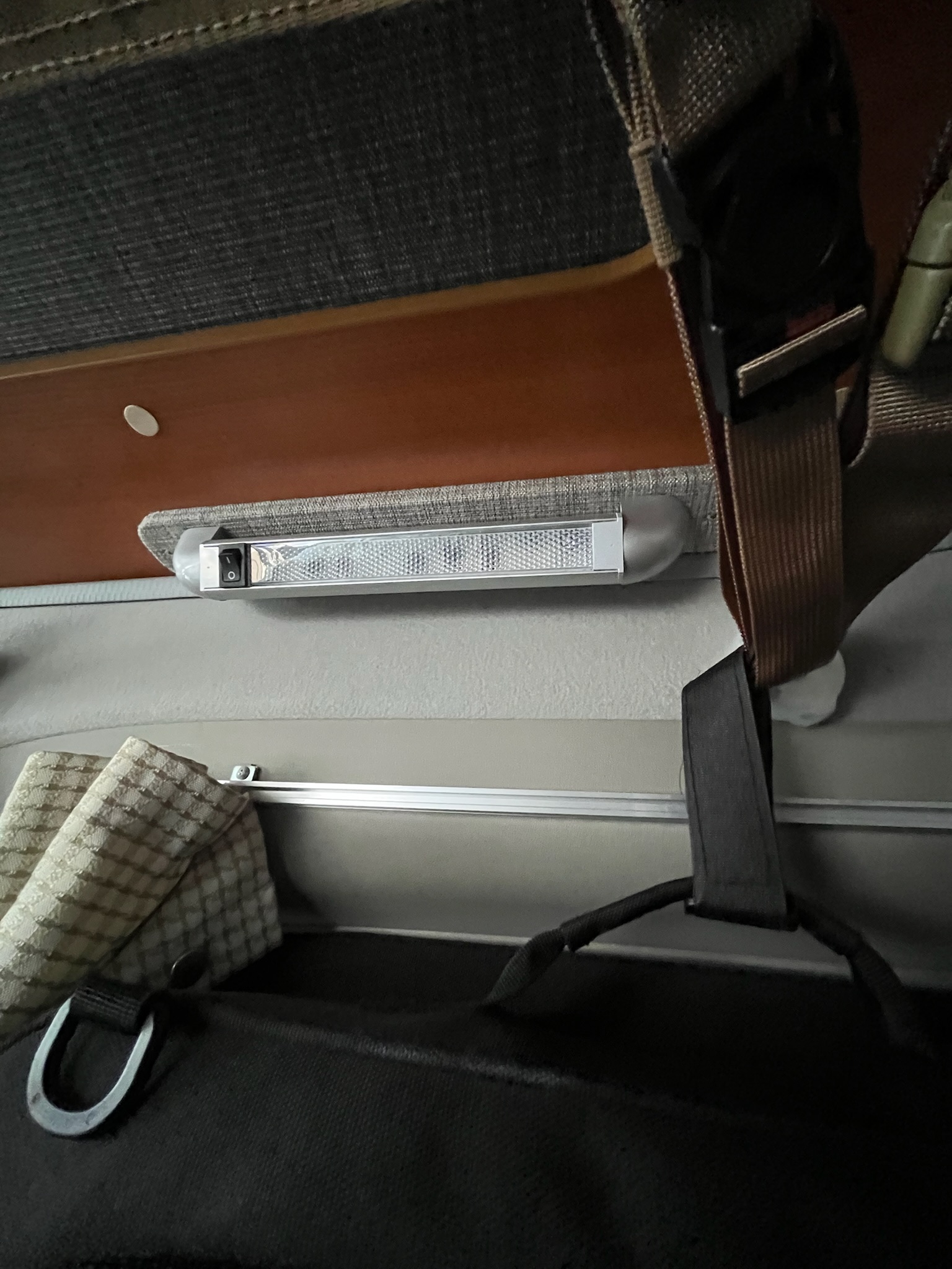 車内に設置されたLEDライト。コンパクトで明るい