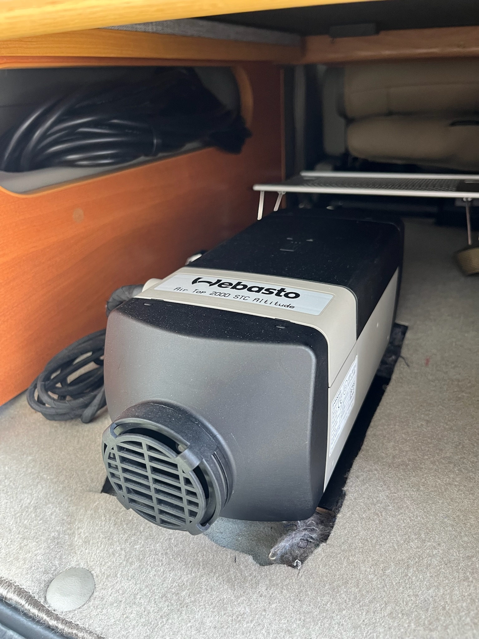 床下に設置されたWebasto FFヒーター本体