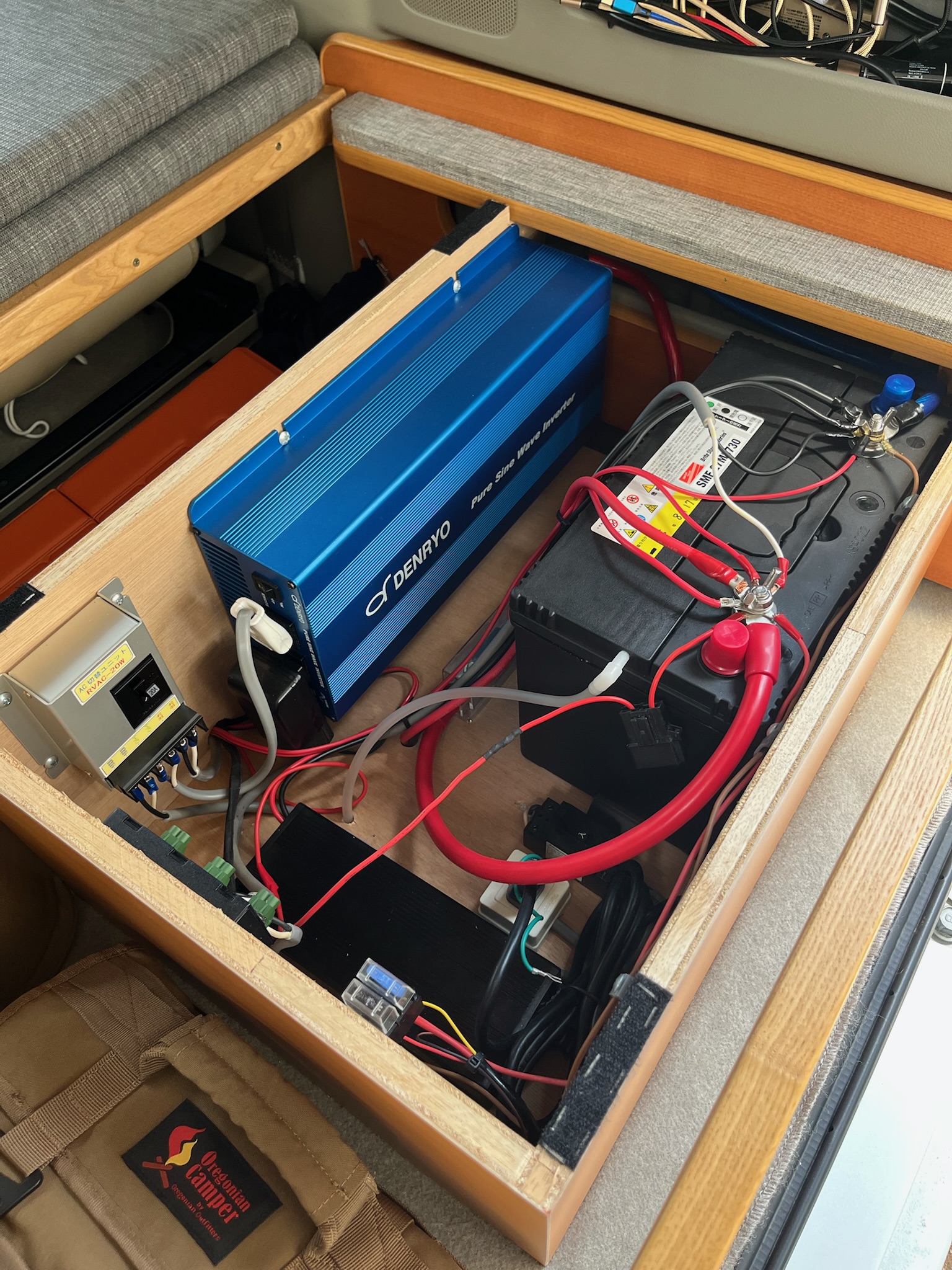 床下収納に格納されたサブバッテリーとDENRYOインバーター
