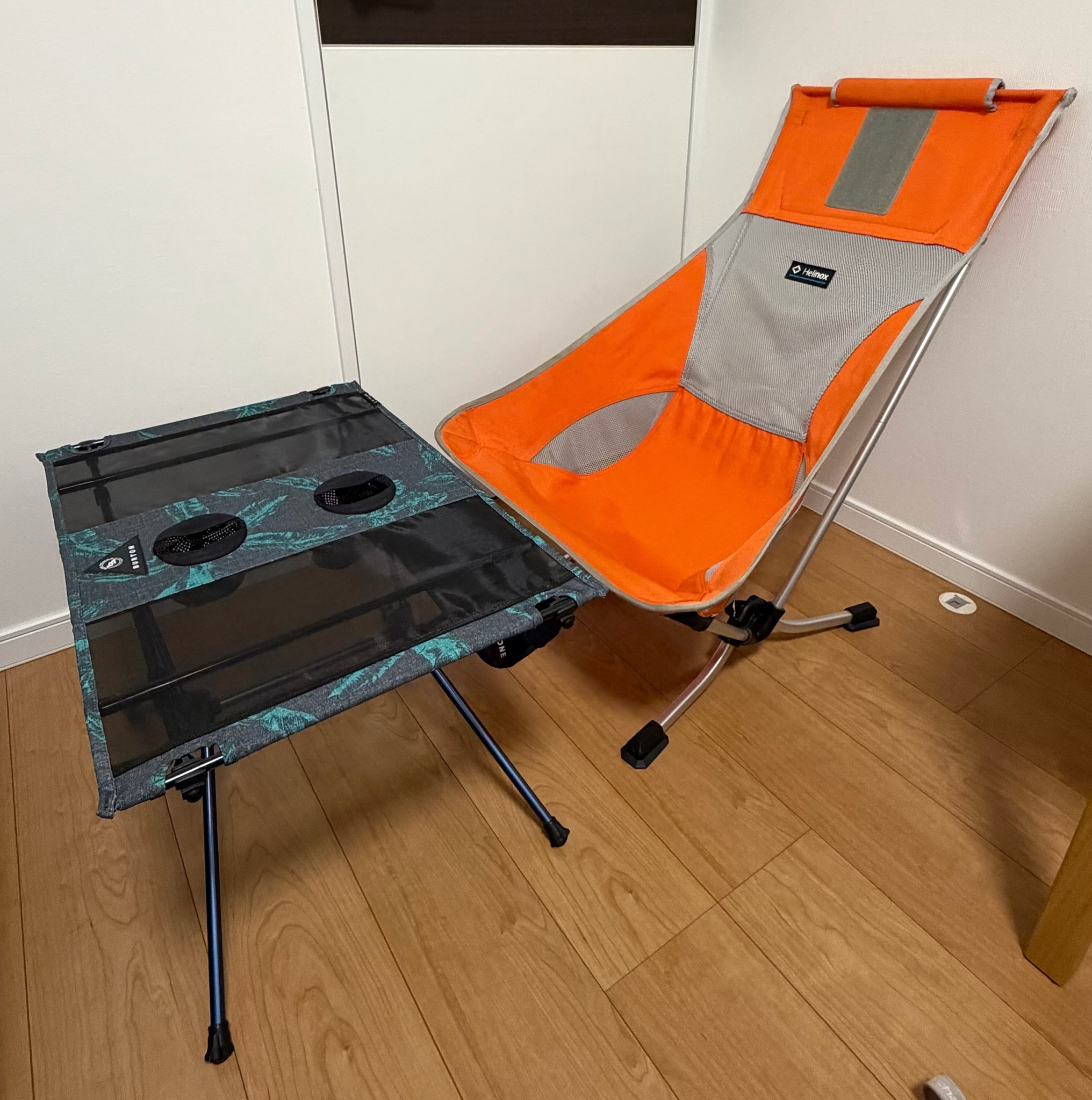 ビーチチェアとテーブルワン