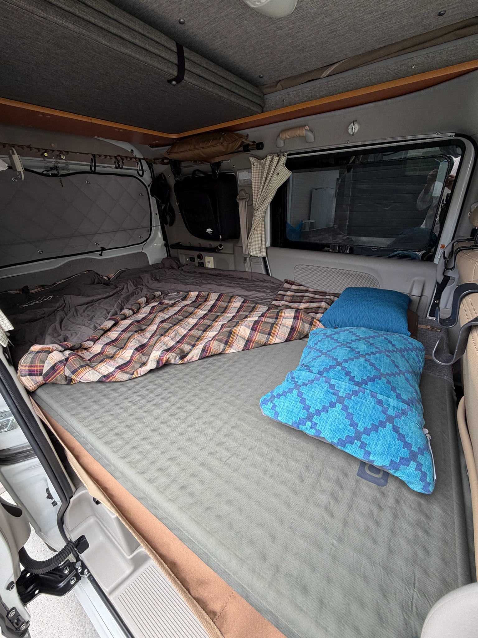 寝床に並べた枕類（NEMOピローとTHERMARESTピロー）