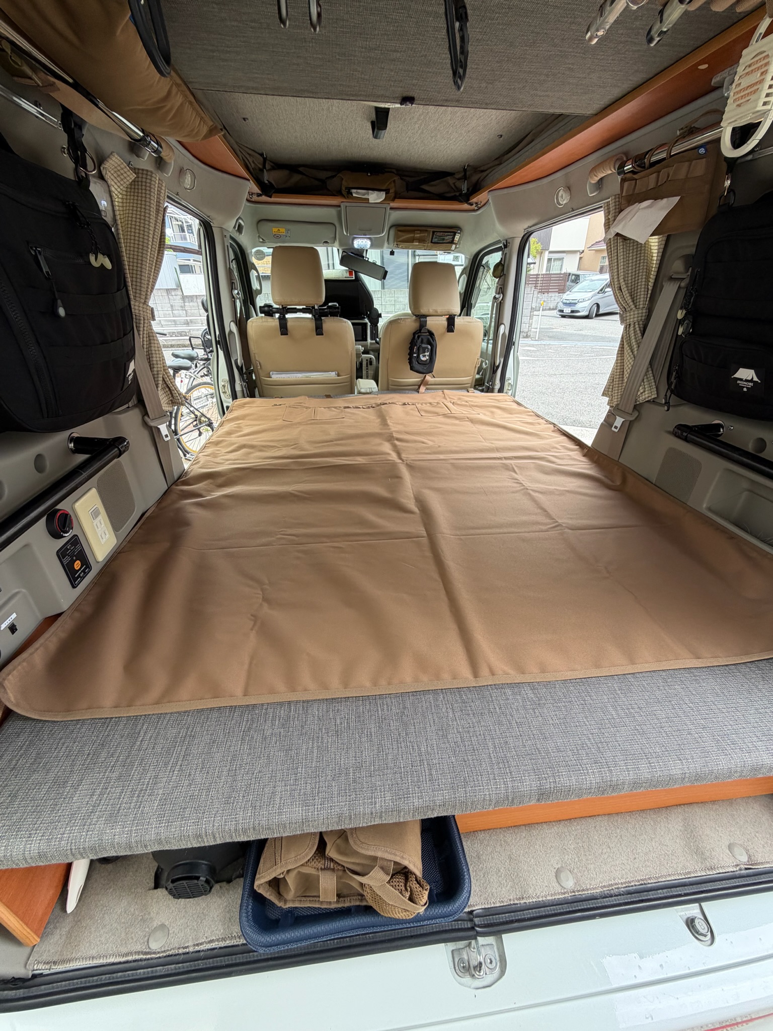 寝床セッティング完了後のエブリイ車内全景