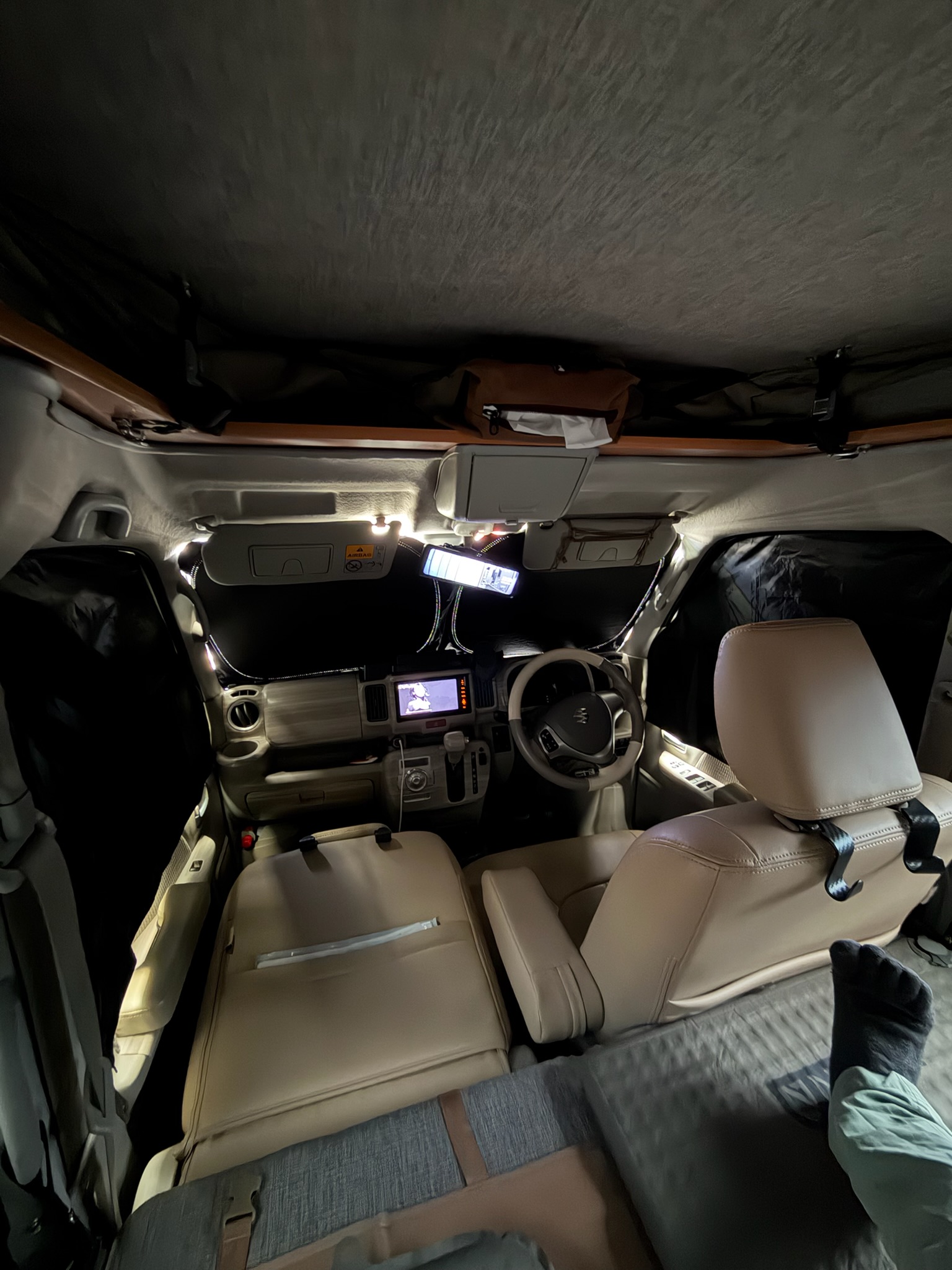 夜間のエブリイ車内・シェード装着状態