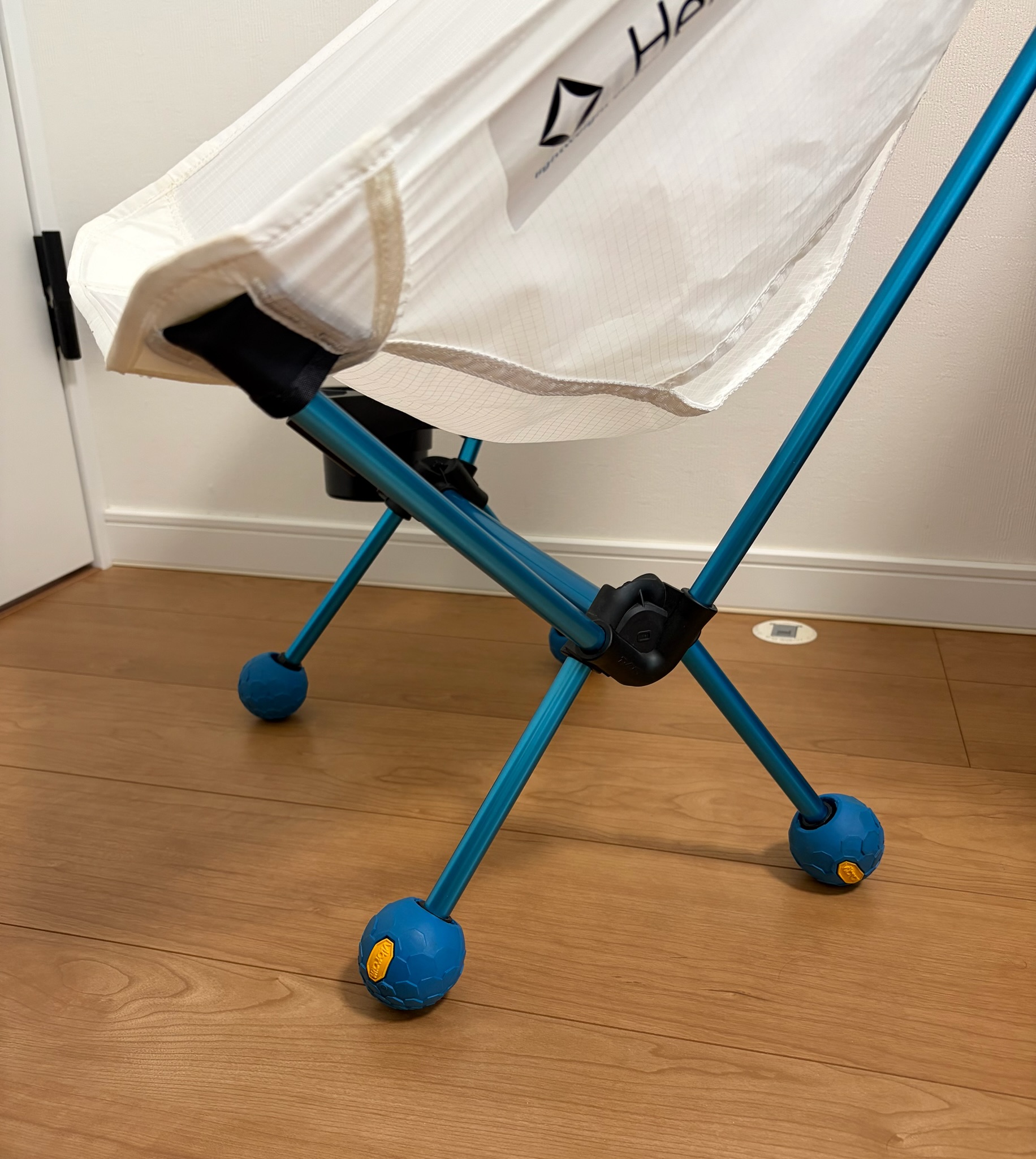 チェアゼロにビブラムボールフィートを装着