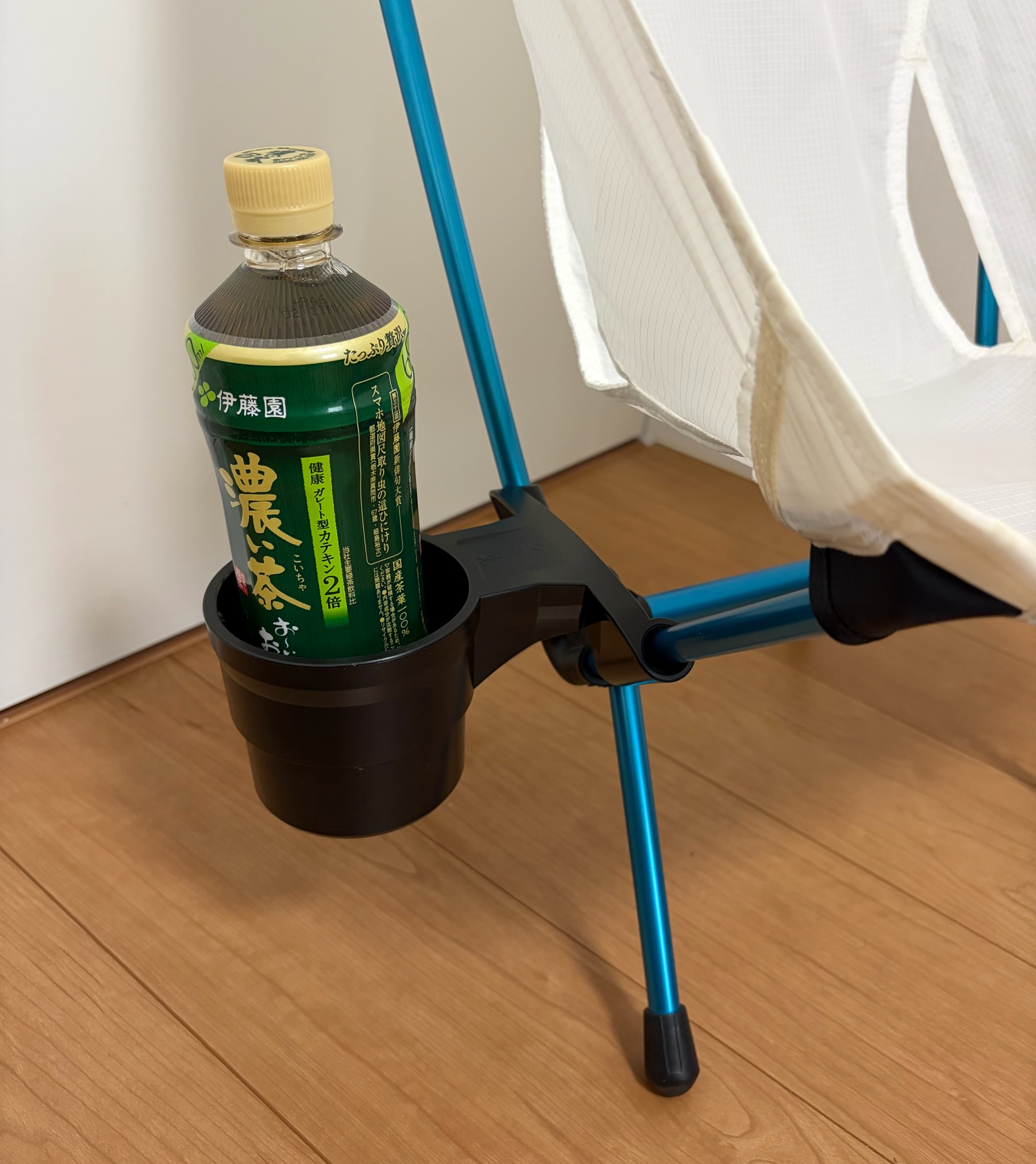 注意点：チェアゼロは軽いのでペットボトルを入れて立つと倒れやすい