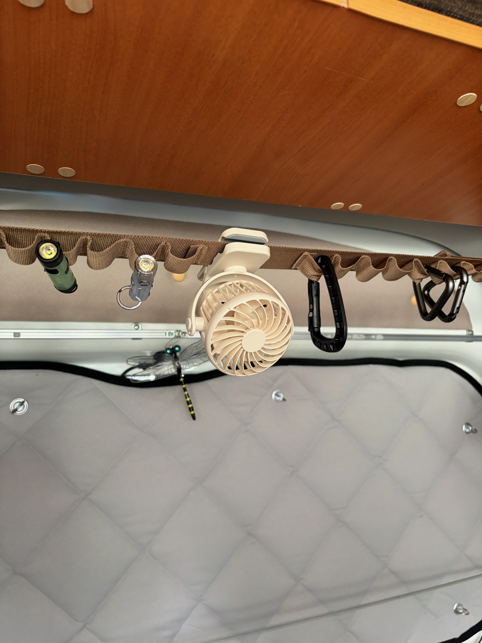 エブリイ車内にクリップで取り付けたUSB扇風機