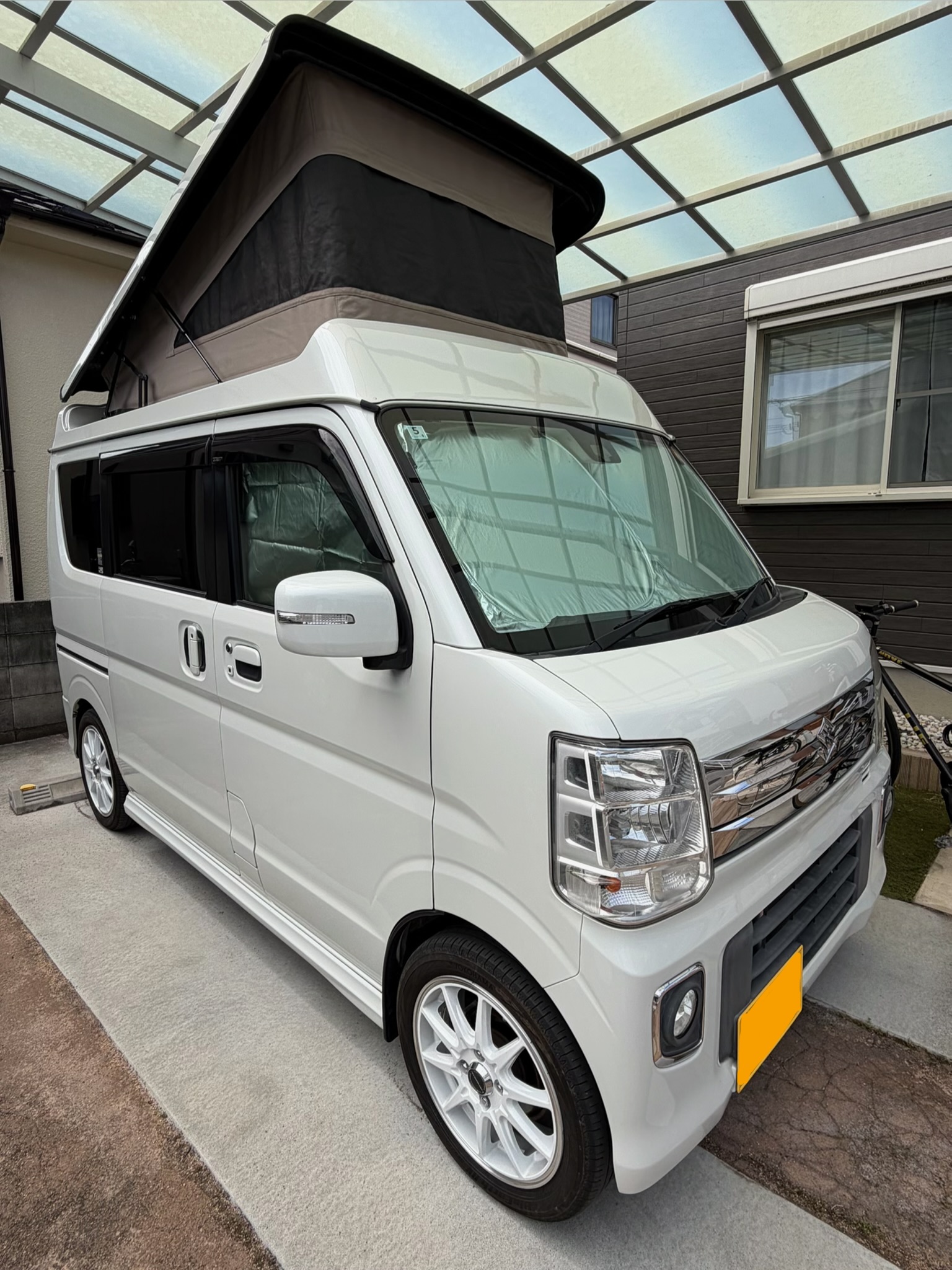 ポップアップルーフを展開した軽キャンパーのエブリイワゴン外観