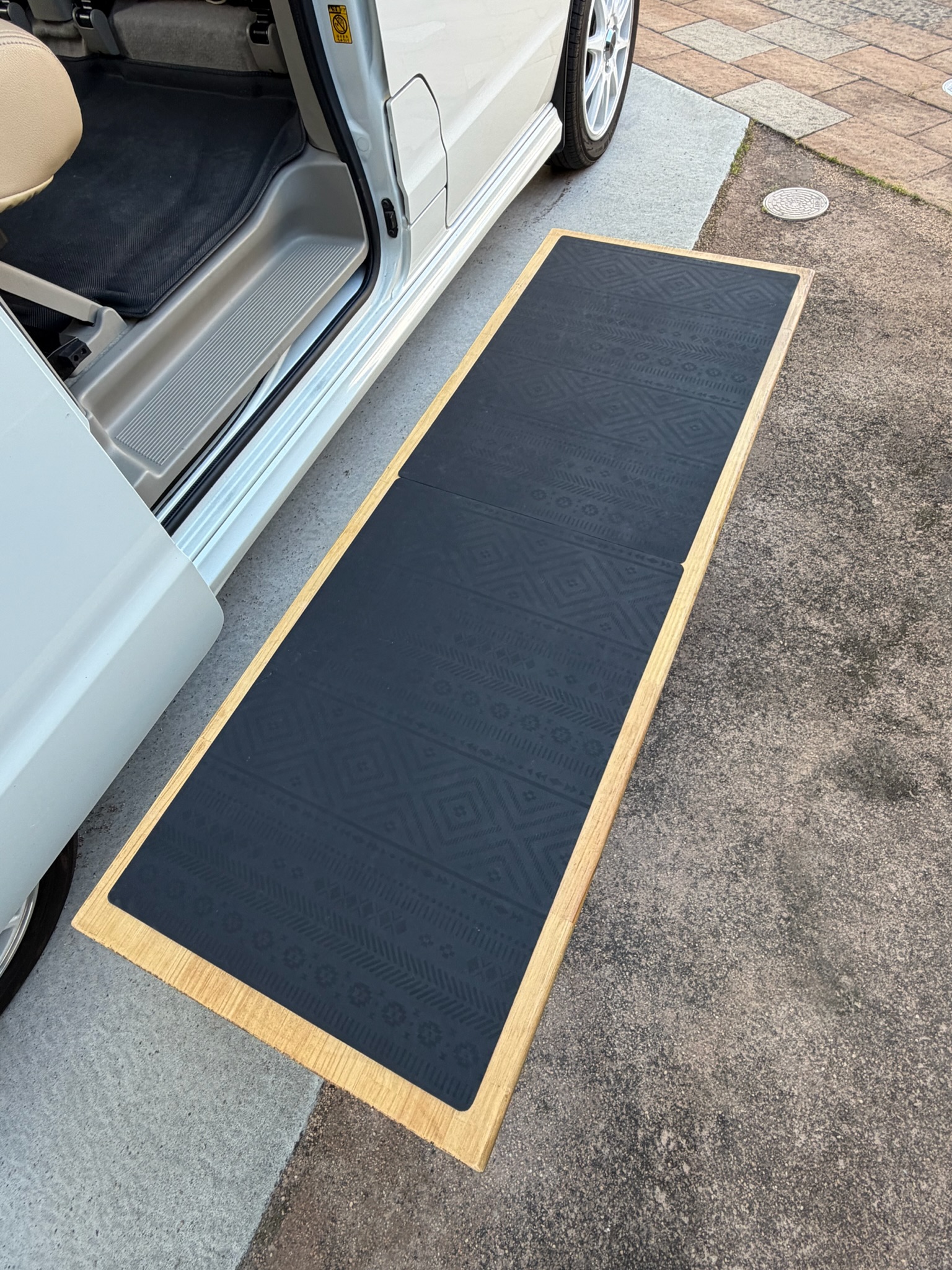 完成したDIYラゲッジボード兼テーブル 耐熱マット（黒）とナチュラルウッド縁