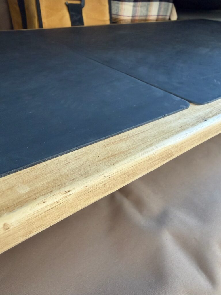 DIYテーブル 断熱マットの縁仕上げ