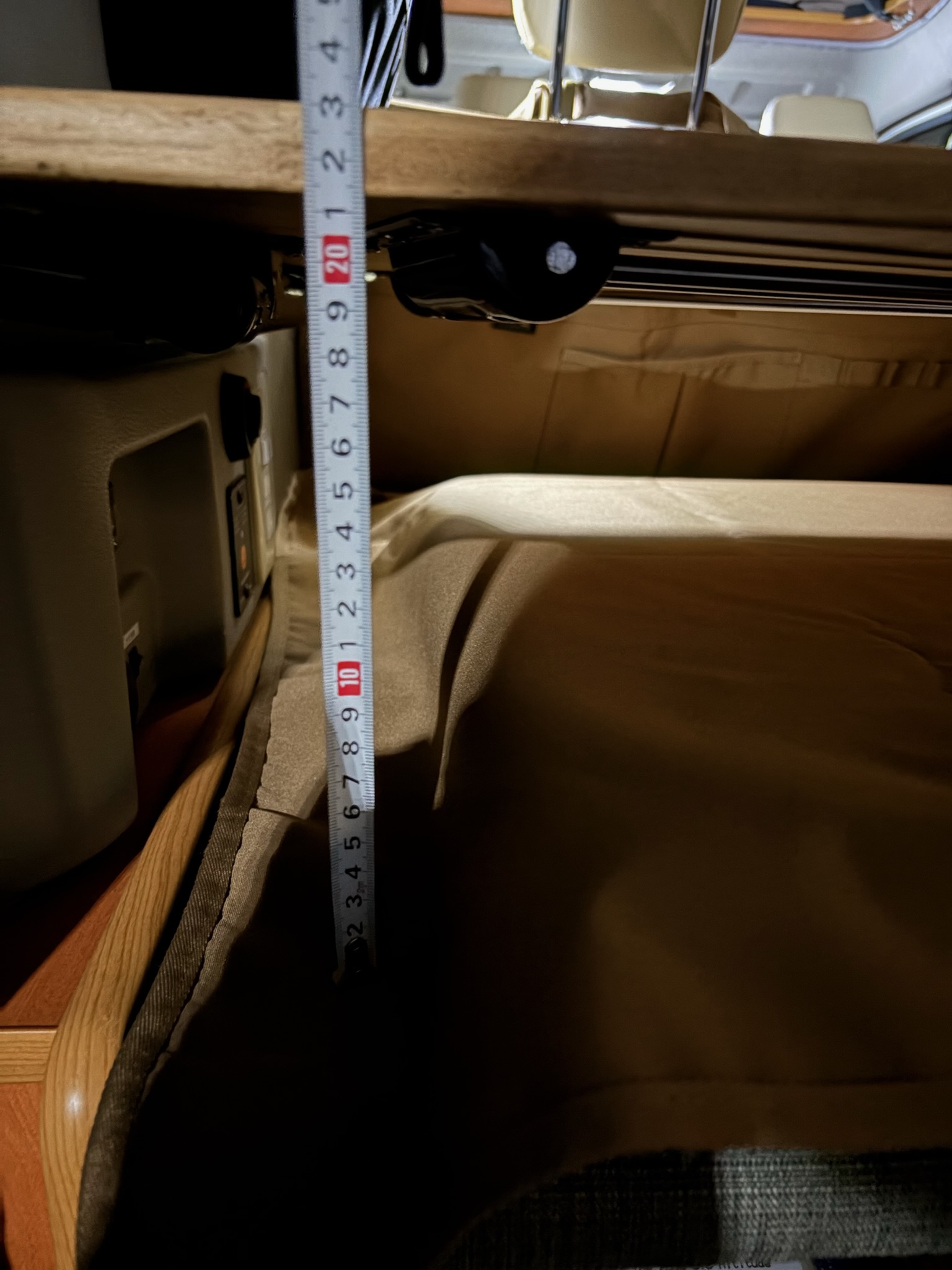 エブリイワゴン ベッドからテーブルまで210mmを実測