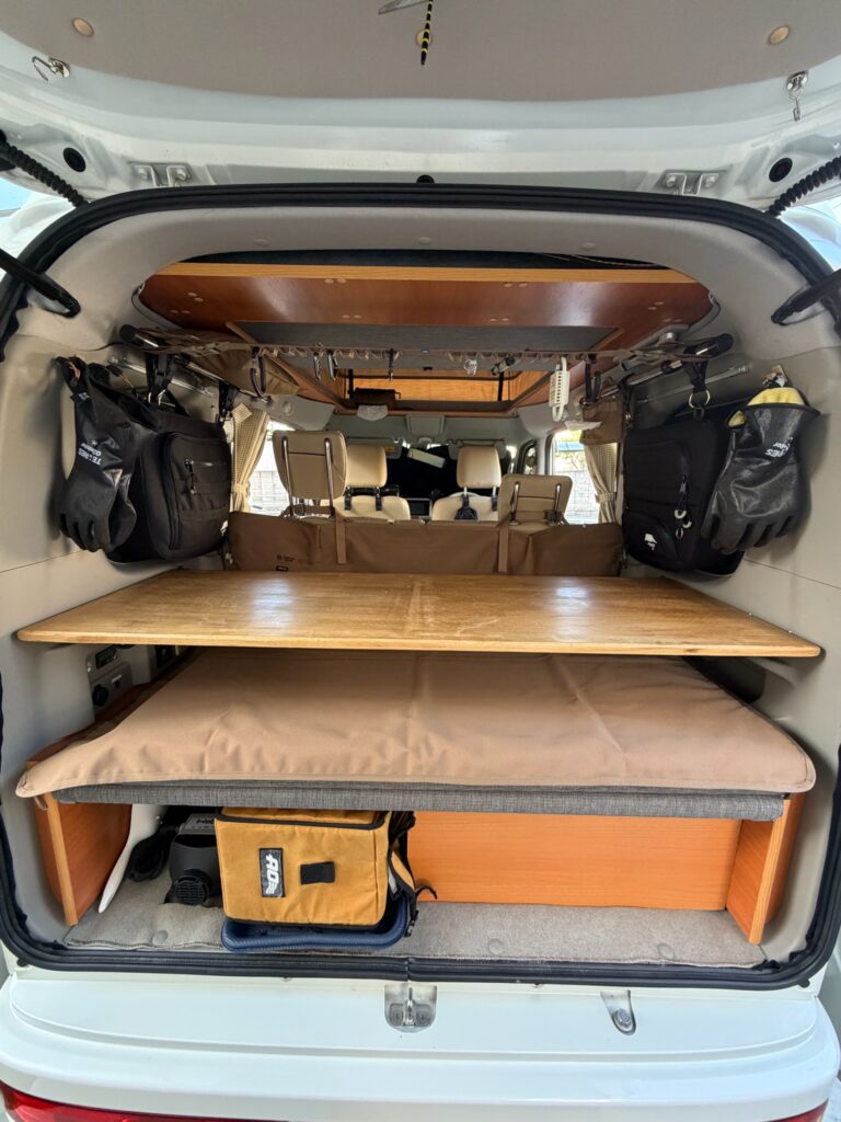 カーゴスペースにDIYテーブル設置