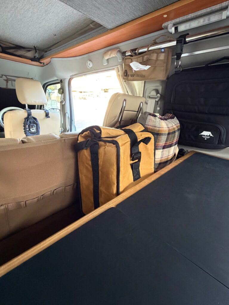エブリイワゴンにDIYテーブルを設置した車内