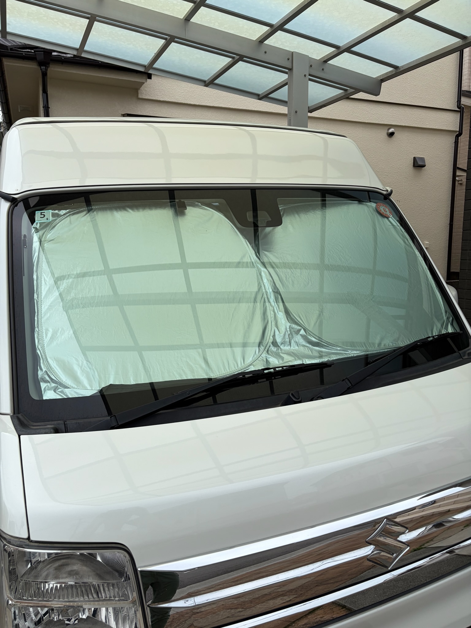 フロントサンシェード車外側からの見え方