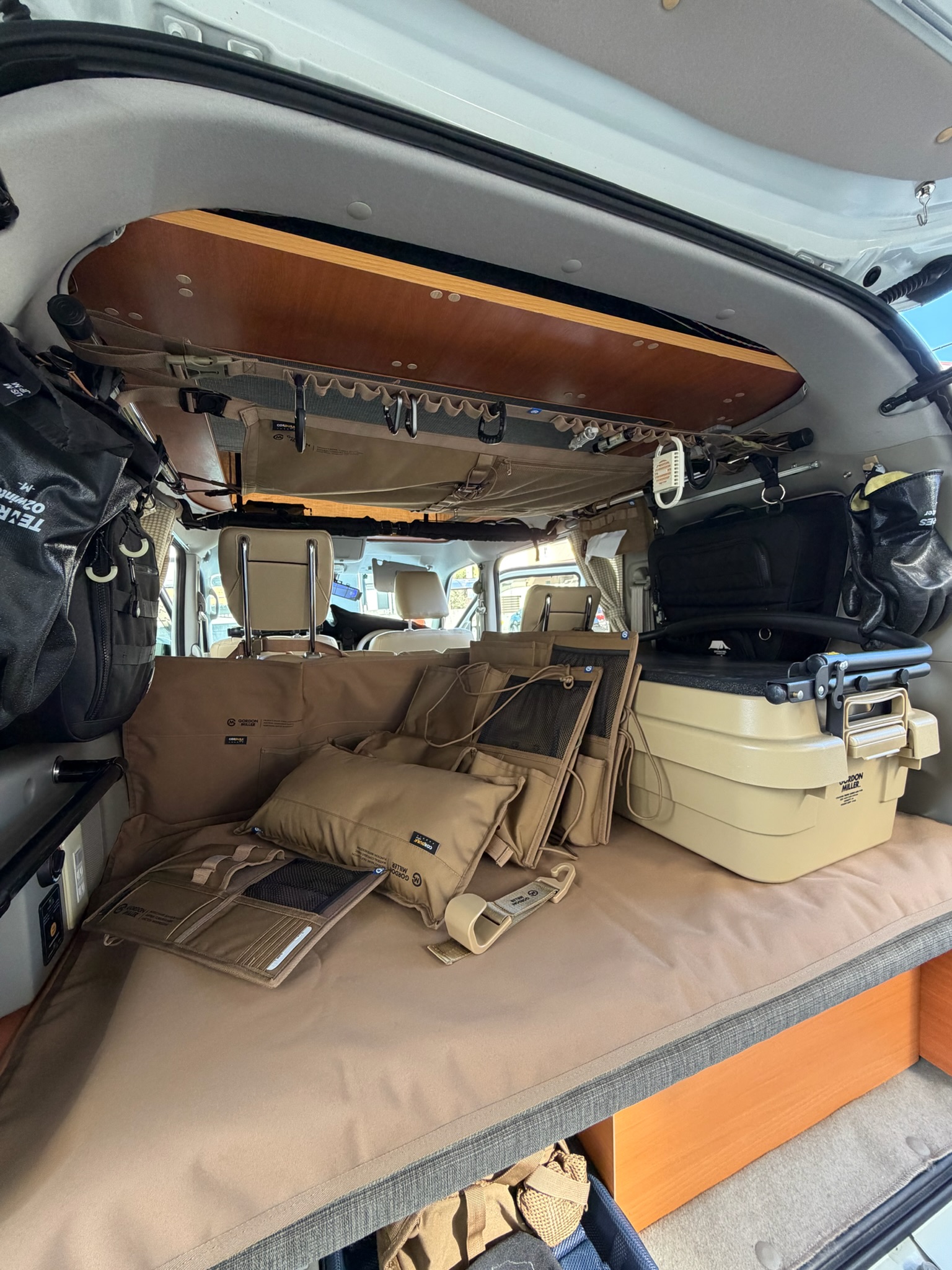 ハッチバックを開けてアイテム群が見えるエブリイ車内