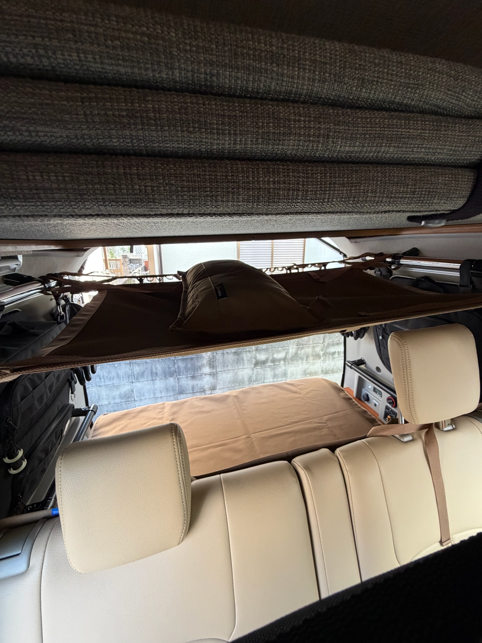 天井カーゴポケット下から