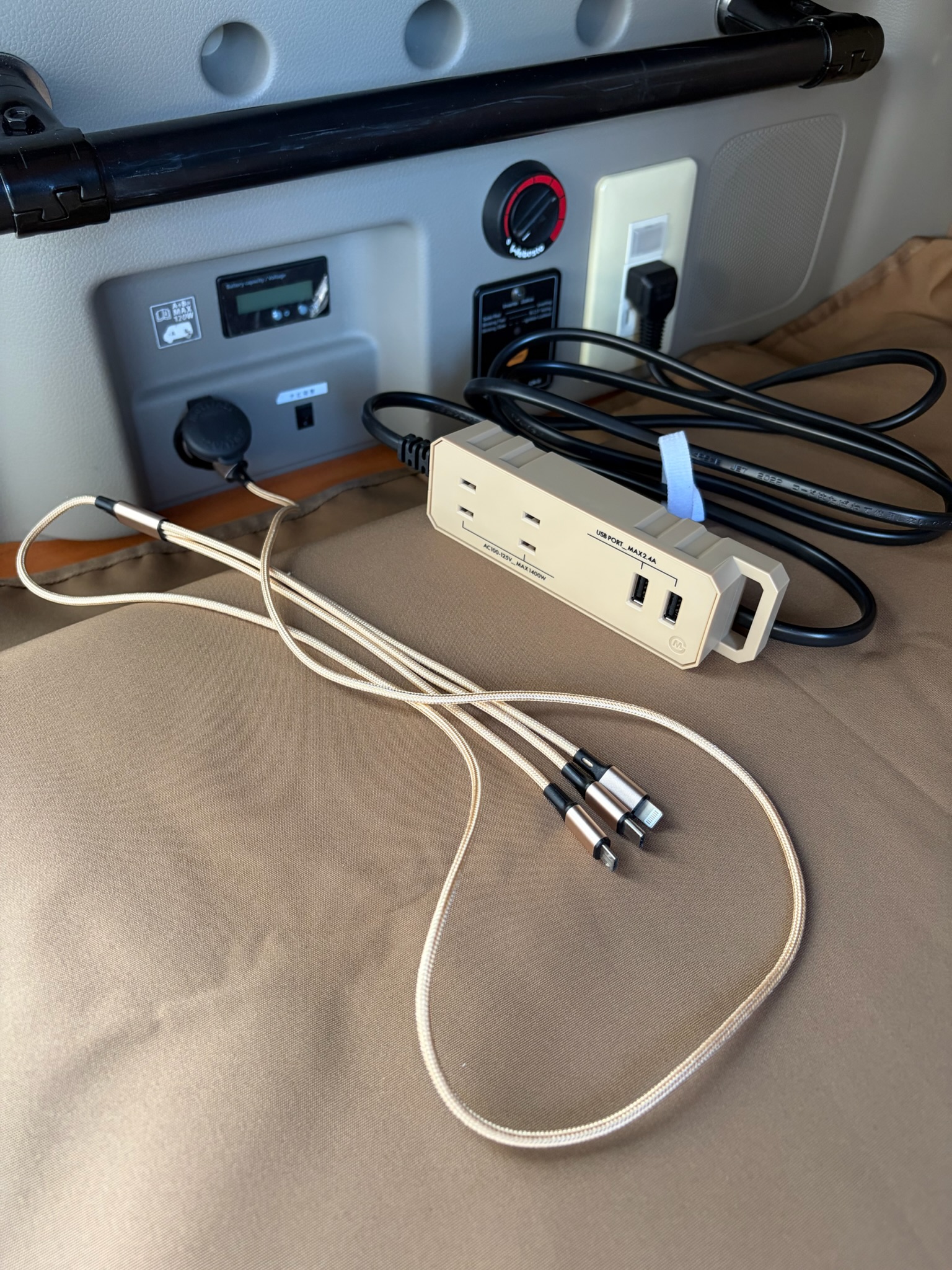 ゴードンミラー ハンギングタップをエブリイ車内に設置した様子