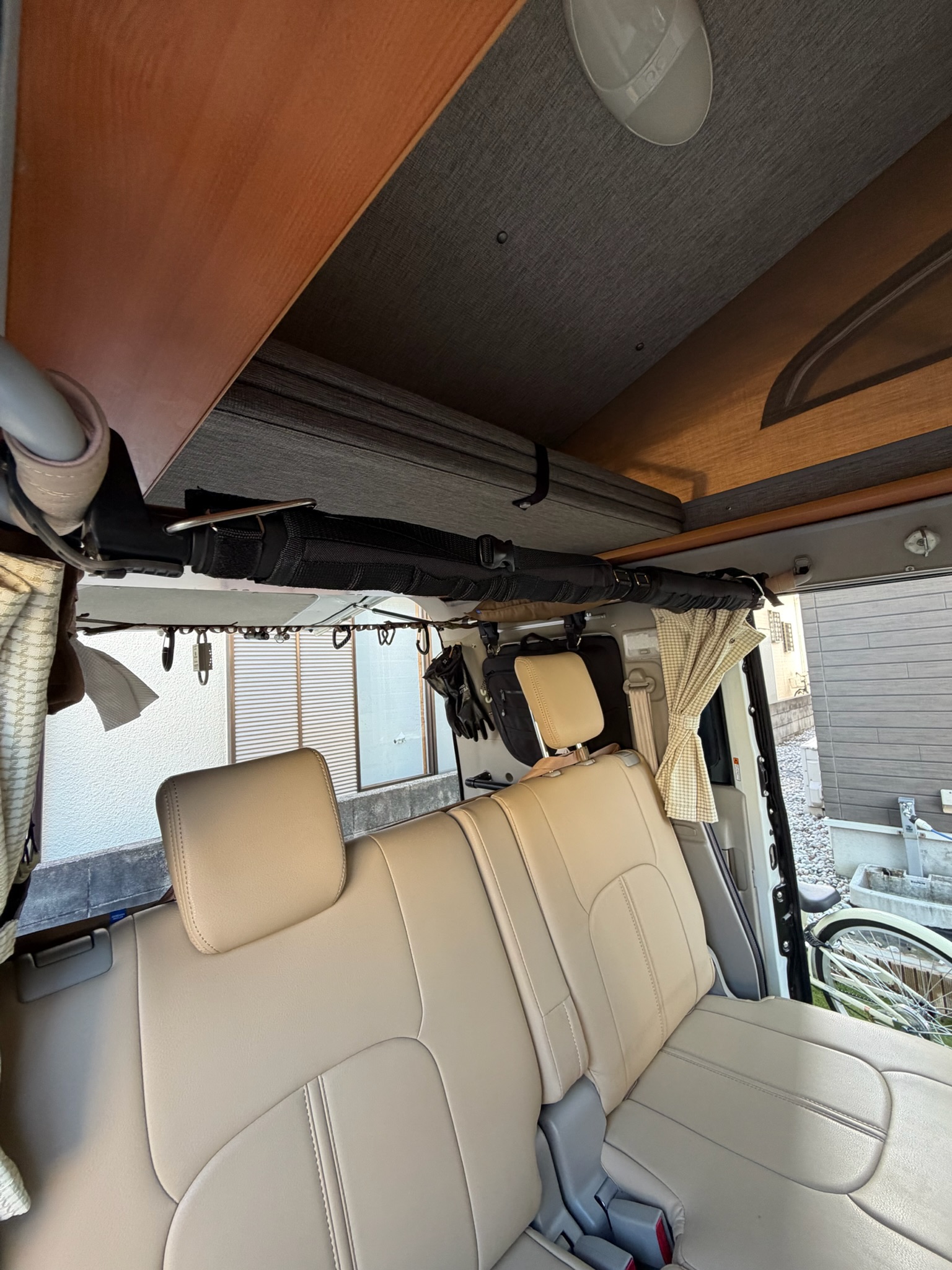 ゴードンミラー インテリアバーをエブリイ車内に設置しアイテムを吊り下げた様子