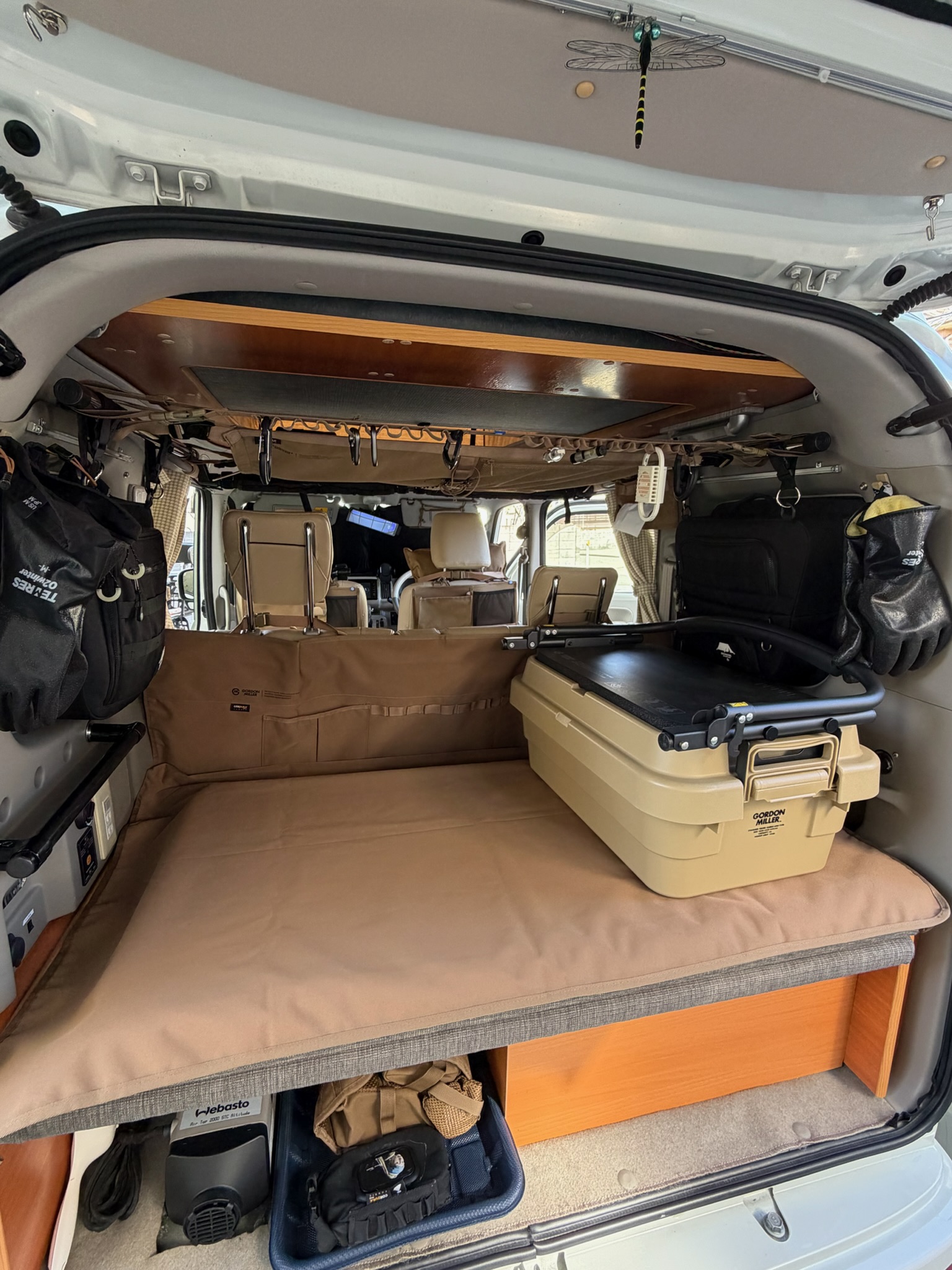 ゴードンミラーで統一したエブリイワゴン車内の全景