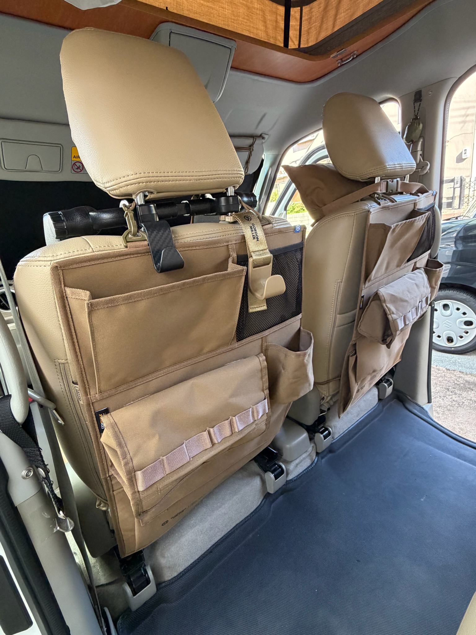 GORDON MILLER シートバックポケットを両席に装着した状態