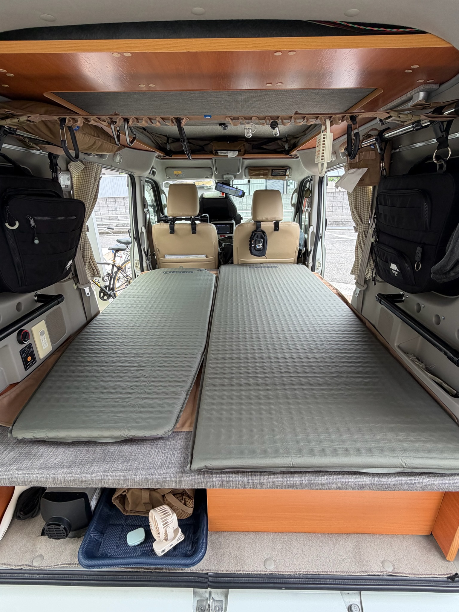 エブリイ車内にセッティングしたNEMOオーラ インフレータブルマット