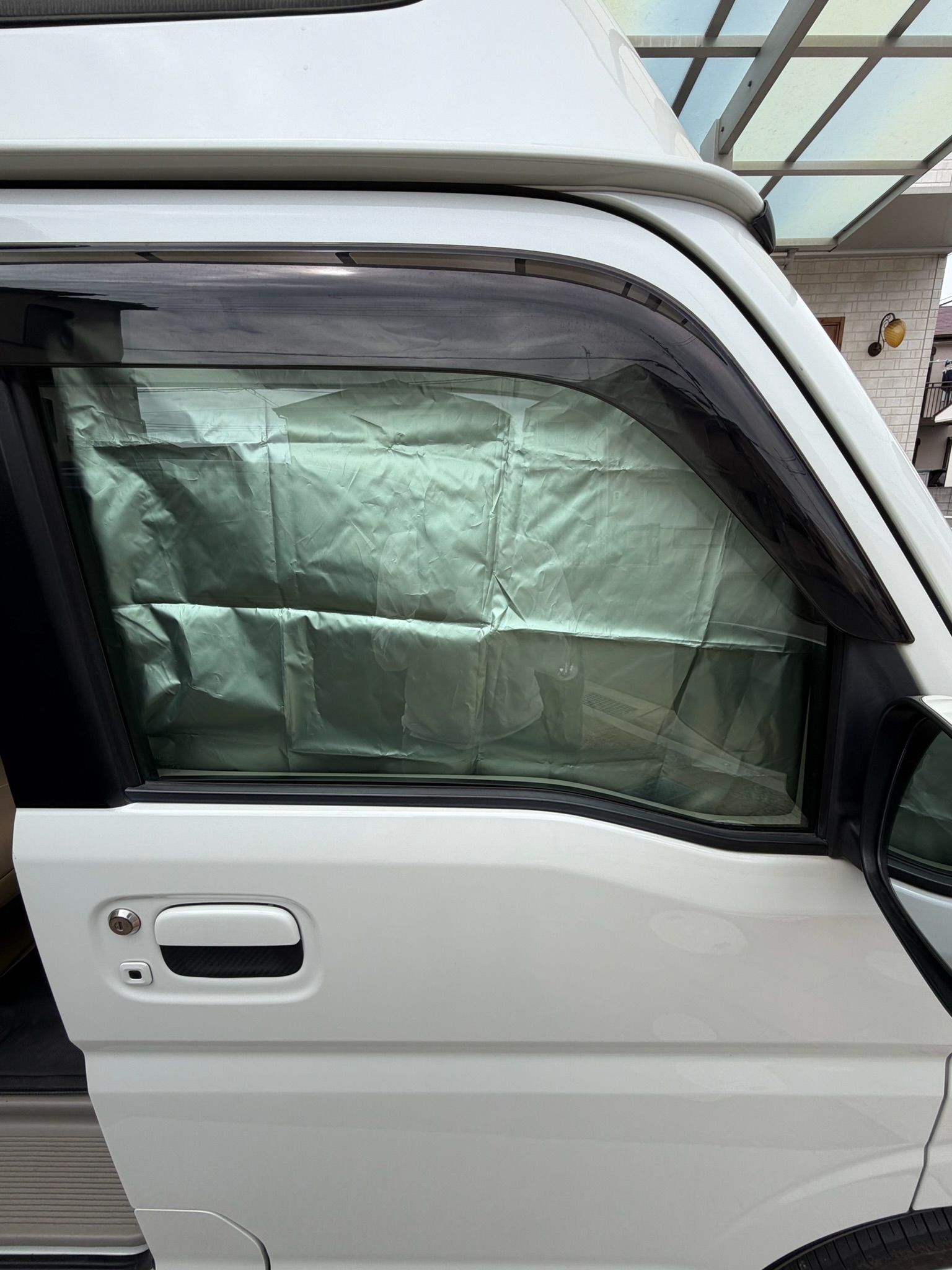 サイドウィンドウのシェードを車外から見た状態