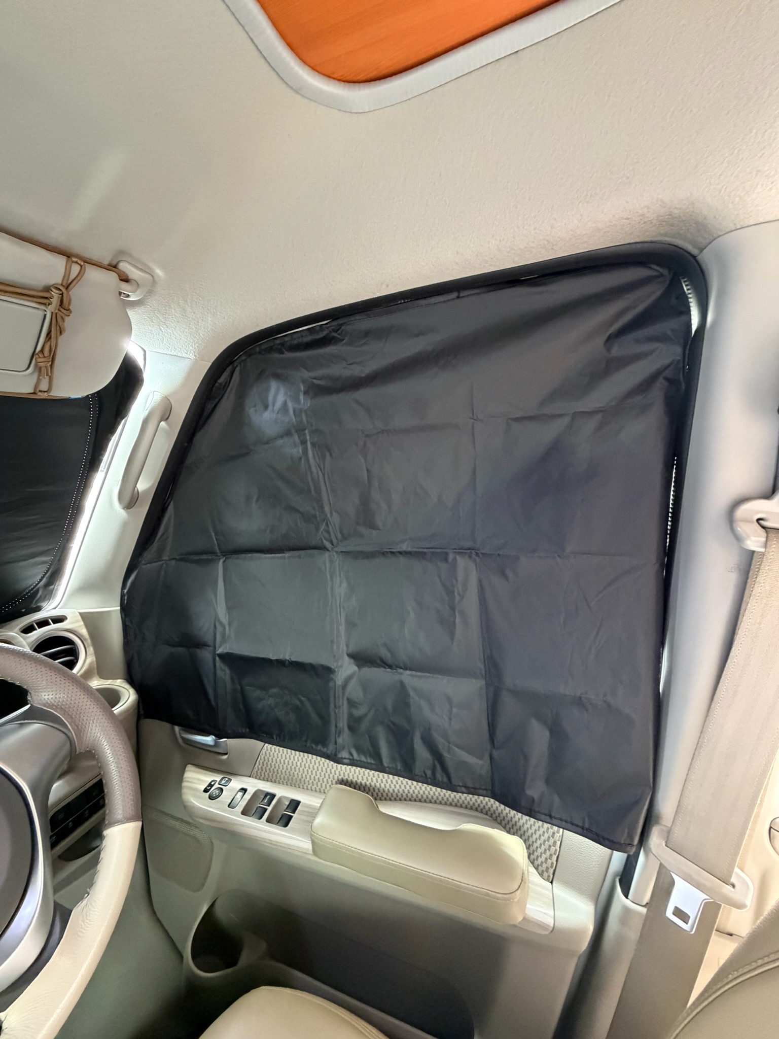 solathree エブリイ専用マグネットカーテン装着時（車内側）