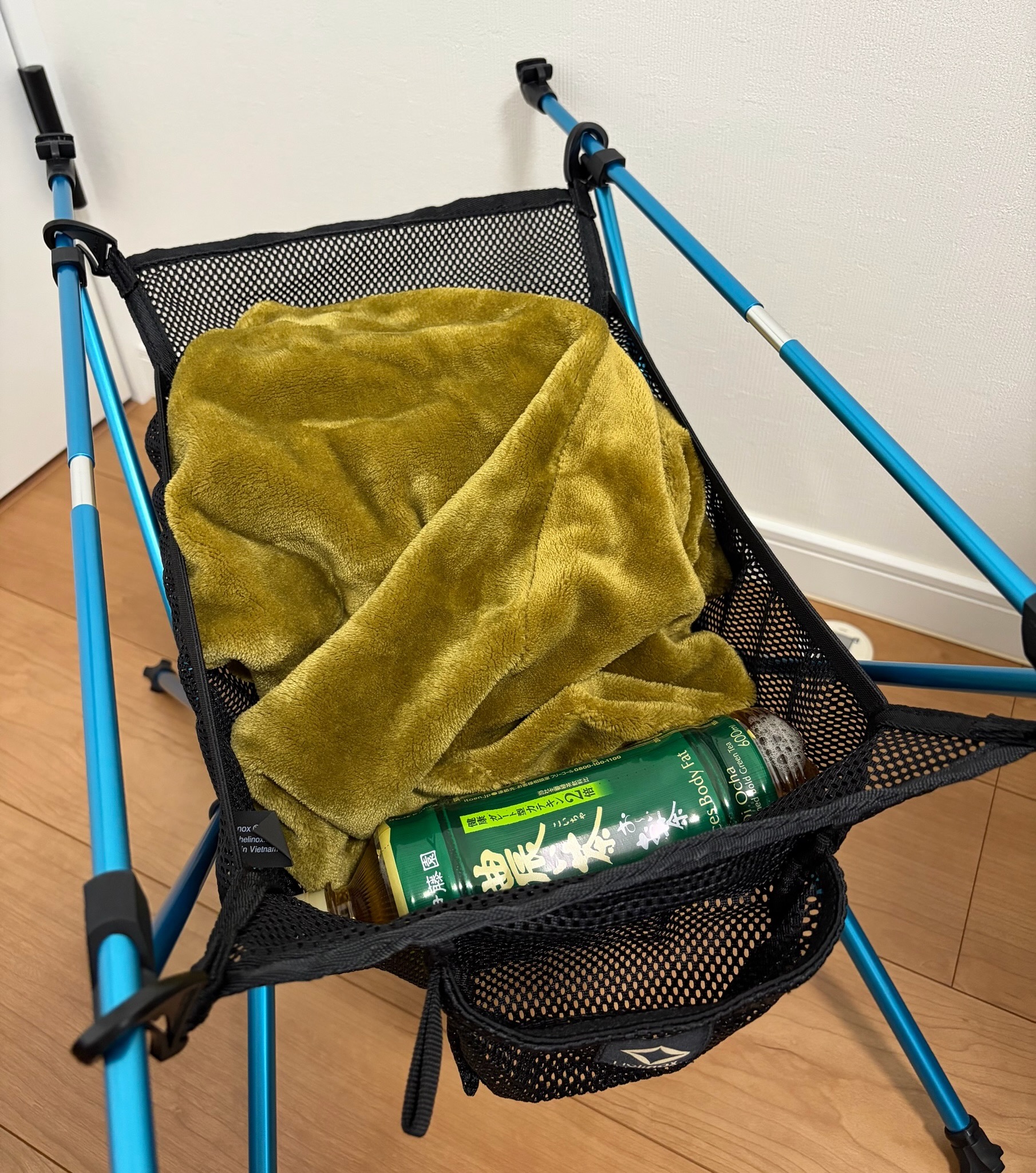 ストレージポケットに毛布を収納した使用例