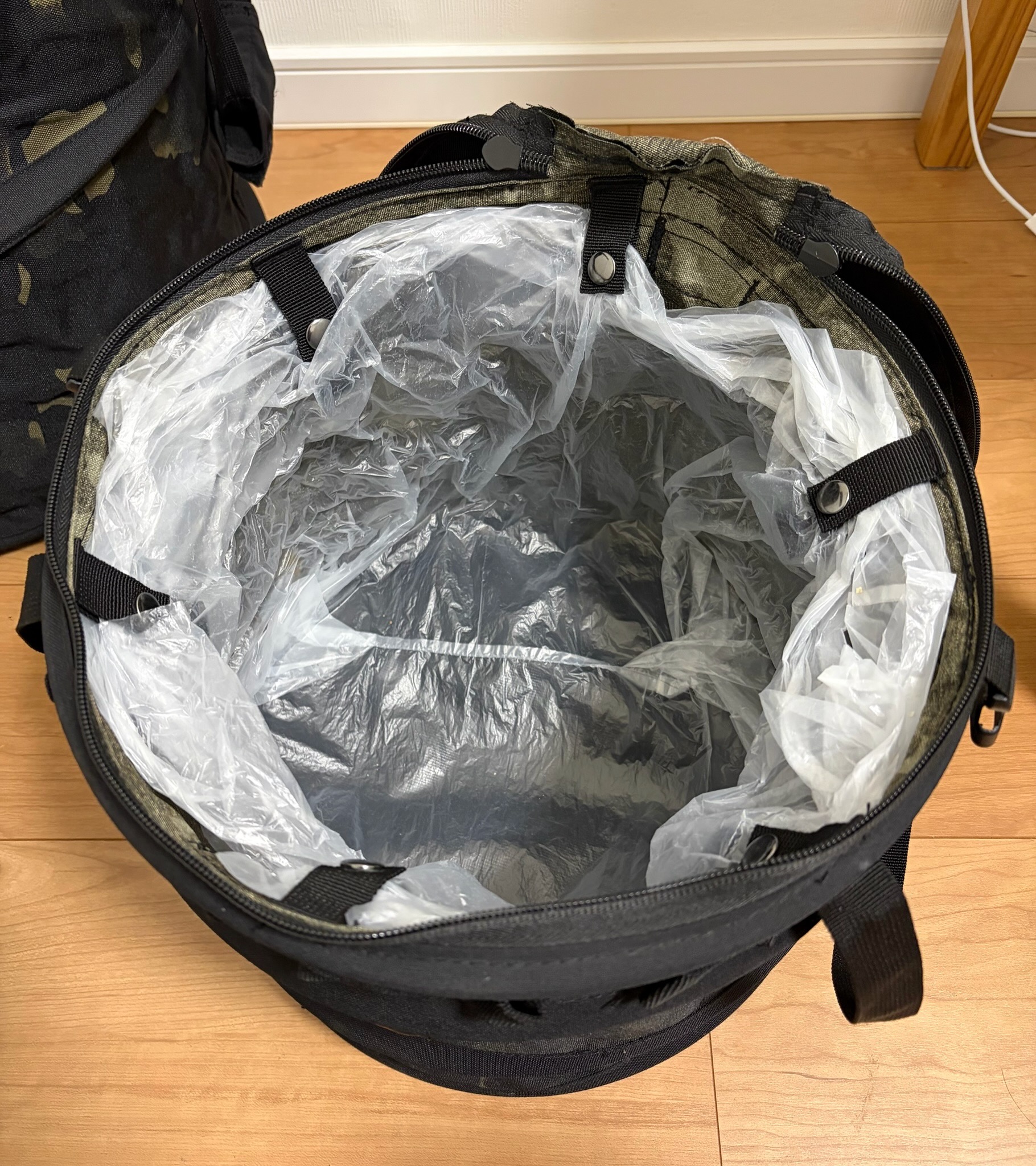 テントイン ポップアップトラッシュボックスSの内部（袋セット）