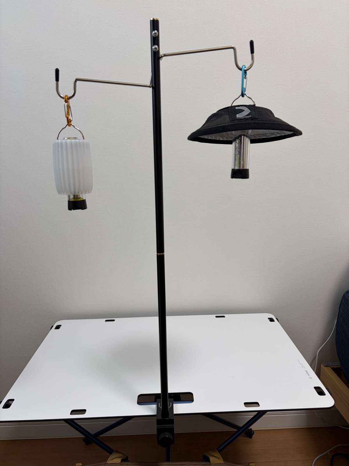 5050workshop 2WAYSTANDをテーブルに固定して2つのゴールゼロを吊るしている様子