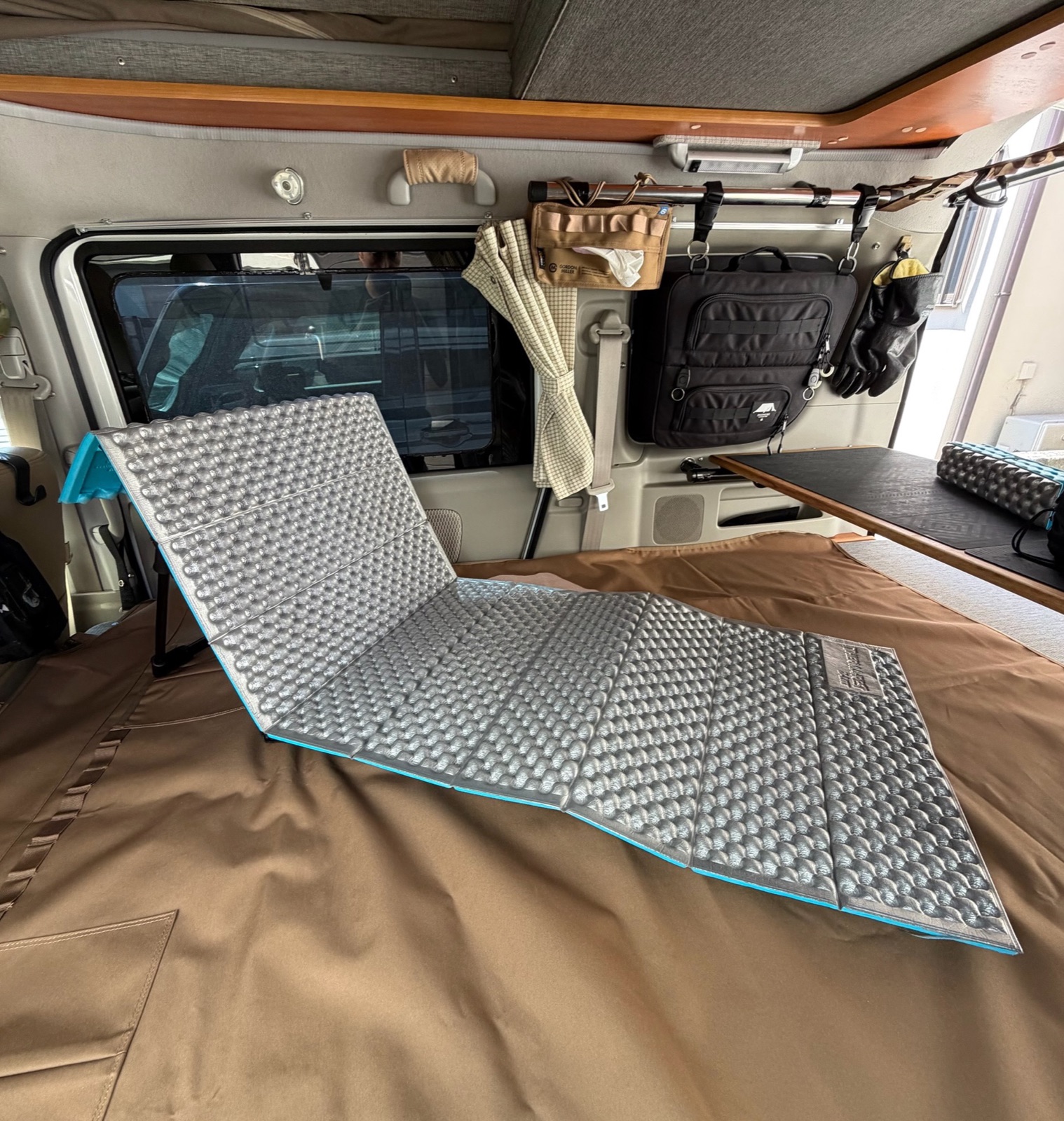 サーマレストZライトソルを車内で展開した状態