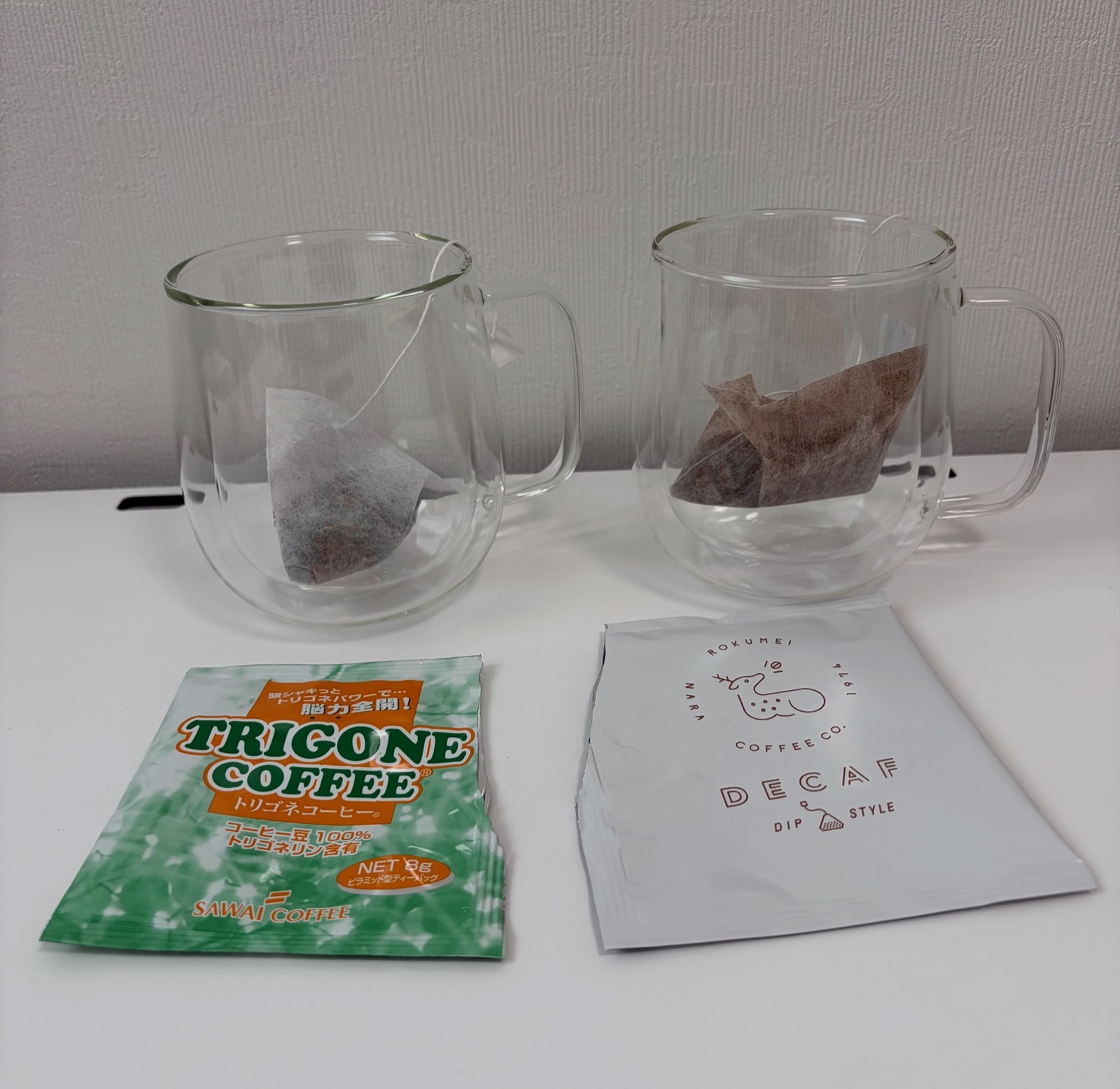コーヒーバッグをマグカップに浸けて抽出している様子