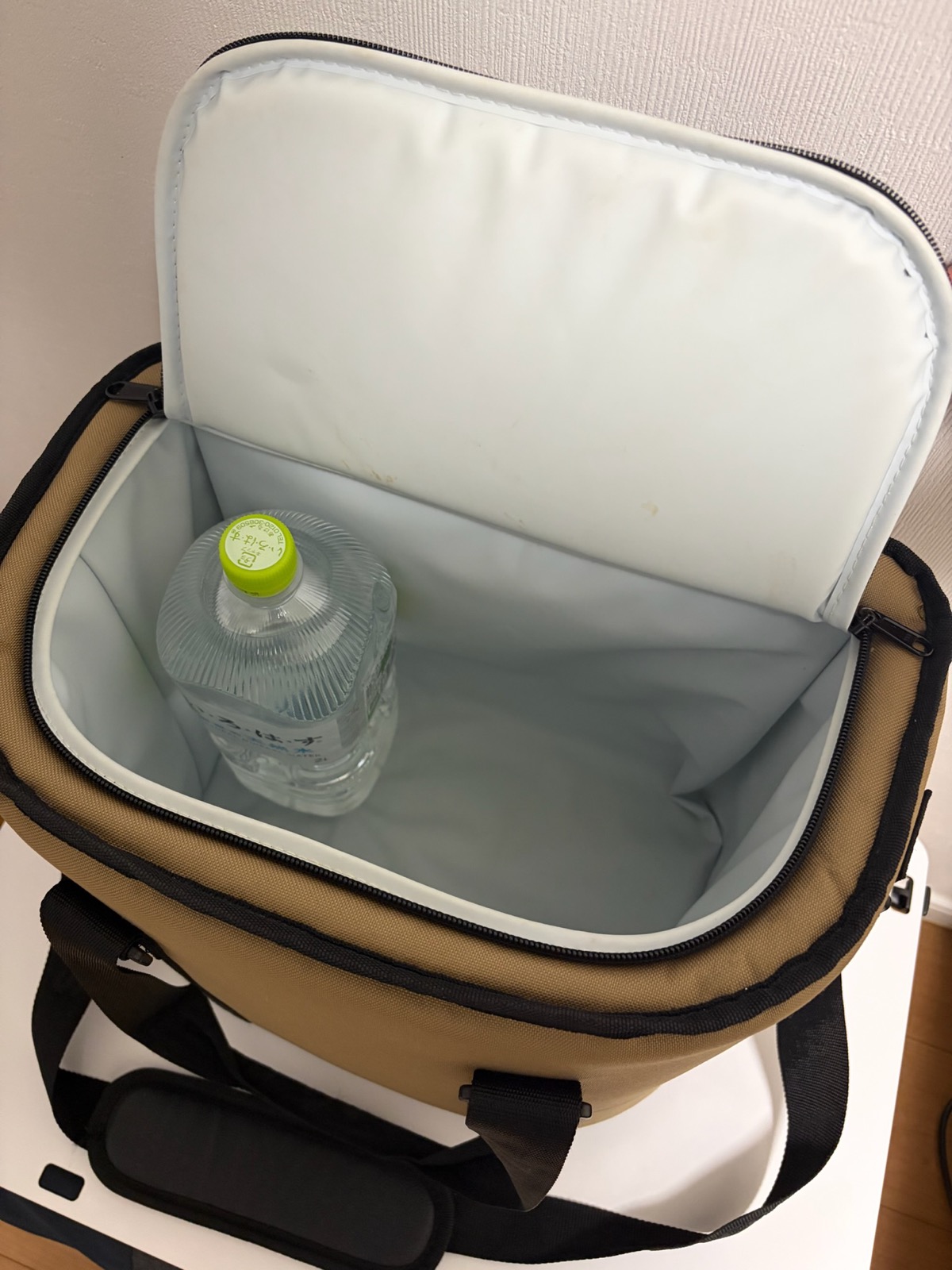 AOクーラーズ トランククーラー18L 内部 ペットボトル立てて収納