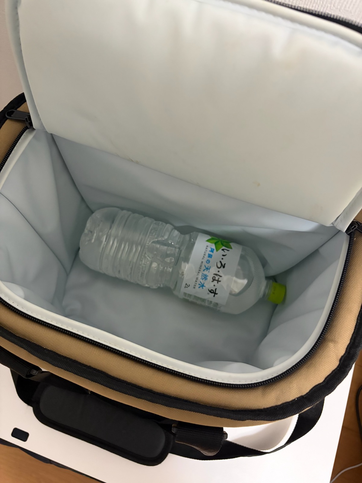 AOクーラーズ トランククーラー18L 内部 横置き収納例