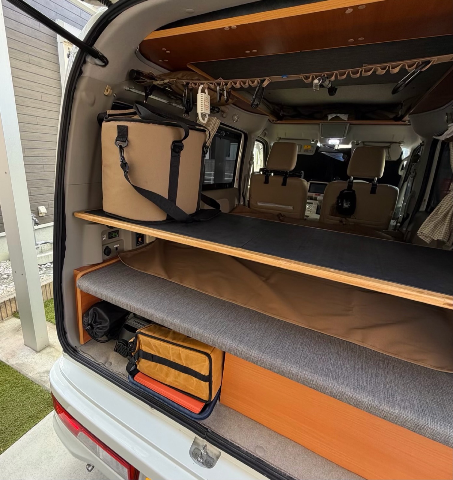 エブリイワゴン後部荷室にAOクーラーズ トランク18Lを積載した状態