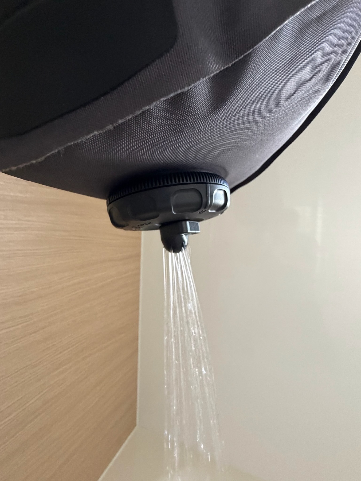 シートゥーサミット ウォーターセル から水を出しているところ