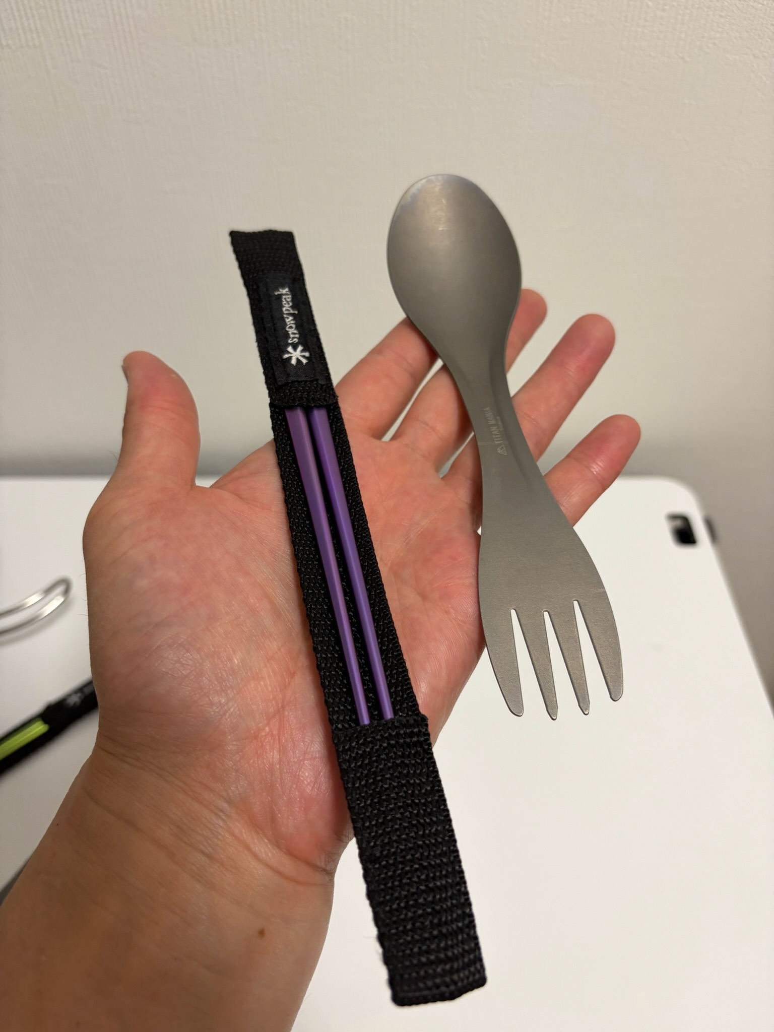 手のひらにチタン先細箸と2in1