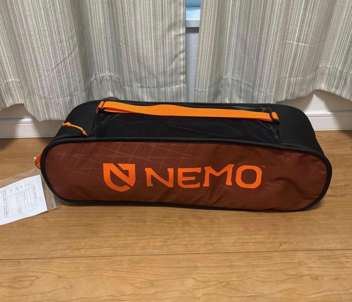 スターゲイズの収納袋。NEMOのオレンジロゴが入った大きめのキャリーバッグ