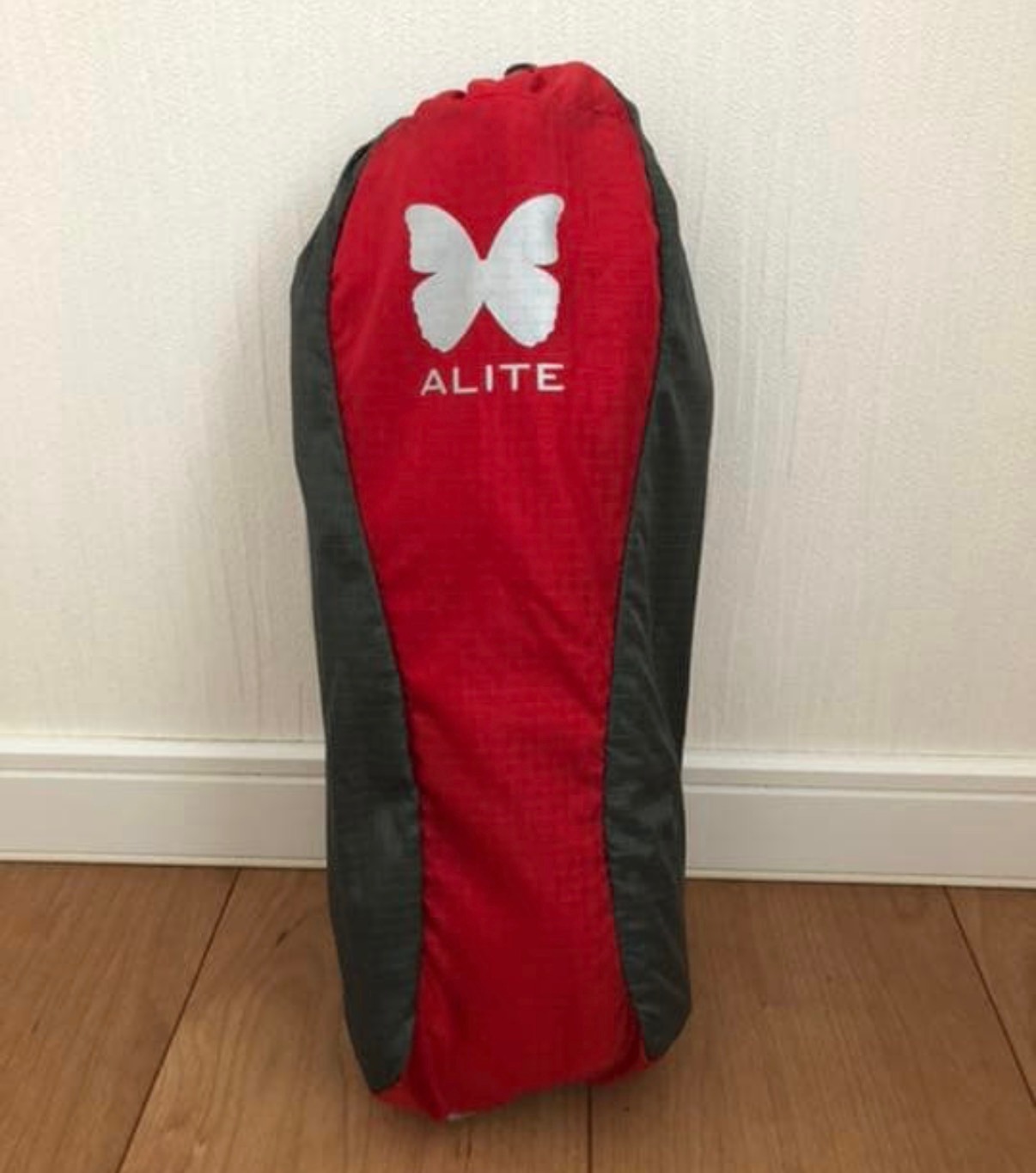 エーライト モナークチェアの収納袋（レッド×グレー・ALITEロゴ入り）