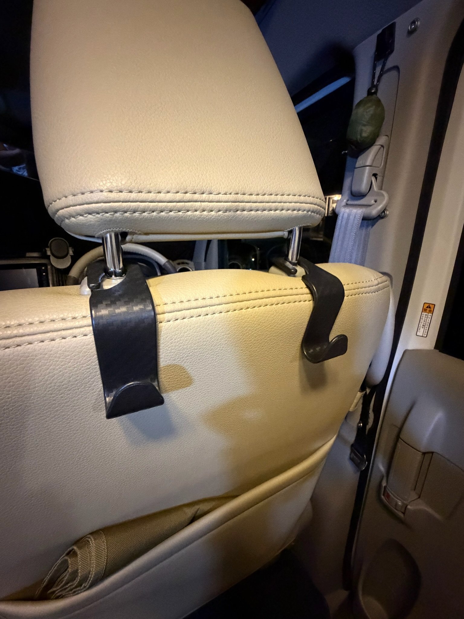 カーボンヘッドレストフック装着状態