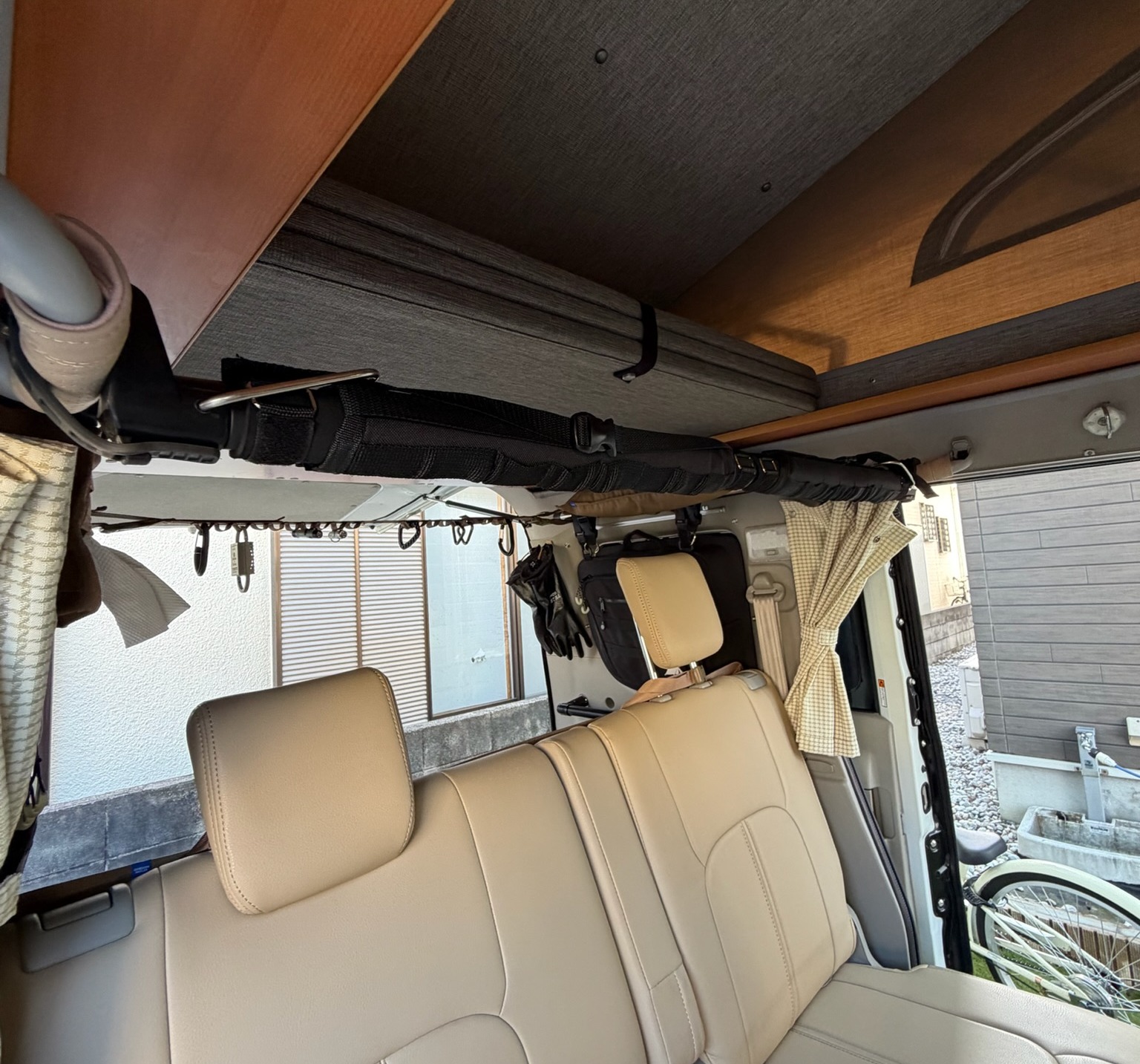 ゴードンミラー インテリアバーをエブリイ車内に設置しアイテムを吊り下げた様子