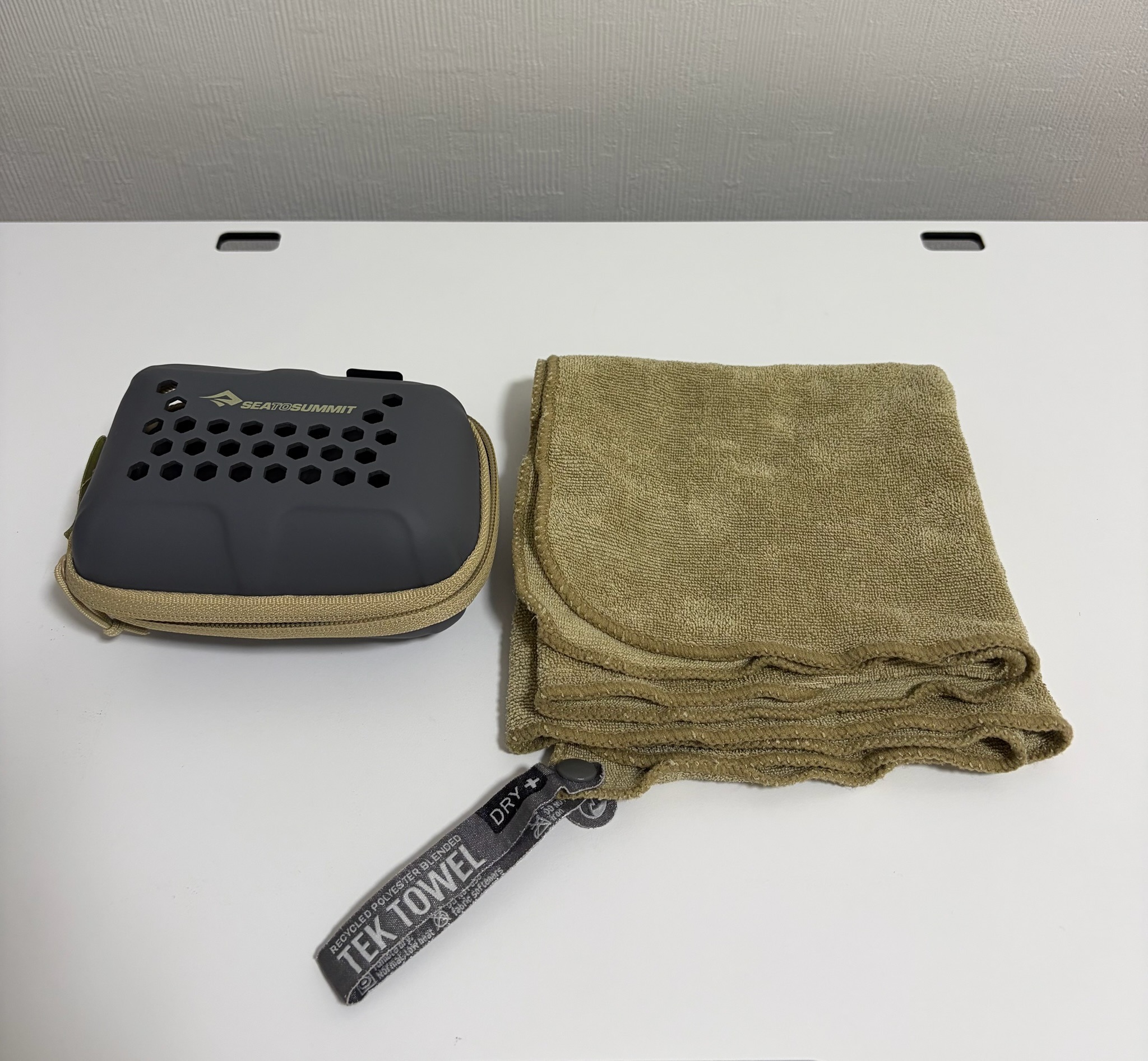 シートゥサミット テックタオル（タン）とハードケース