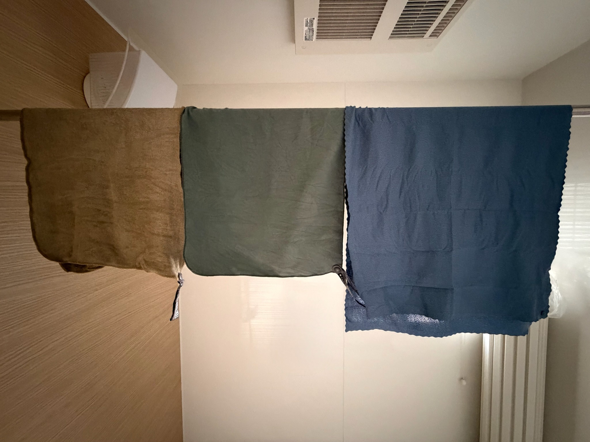 シートゥサミット タオル3種を一晩干した翌朝の乾き具合