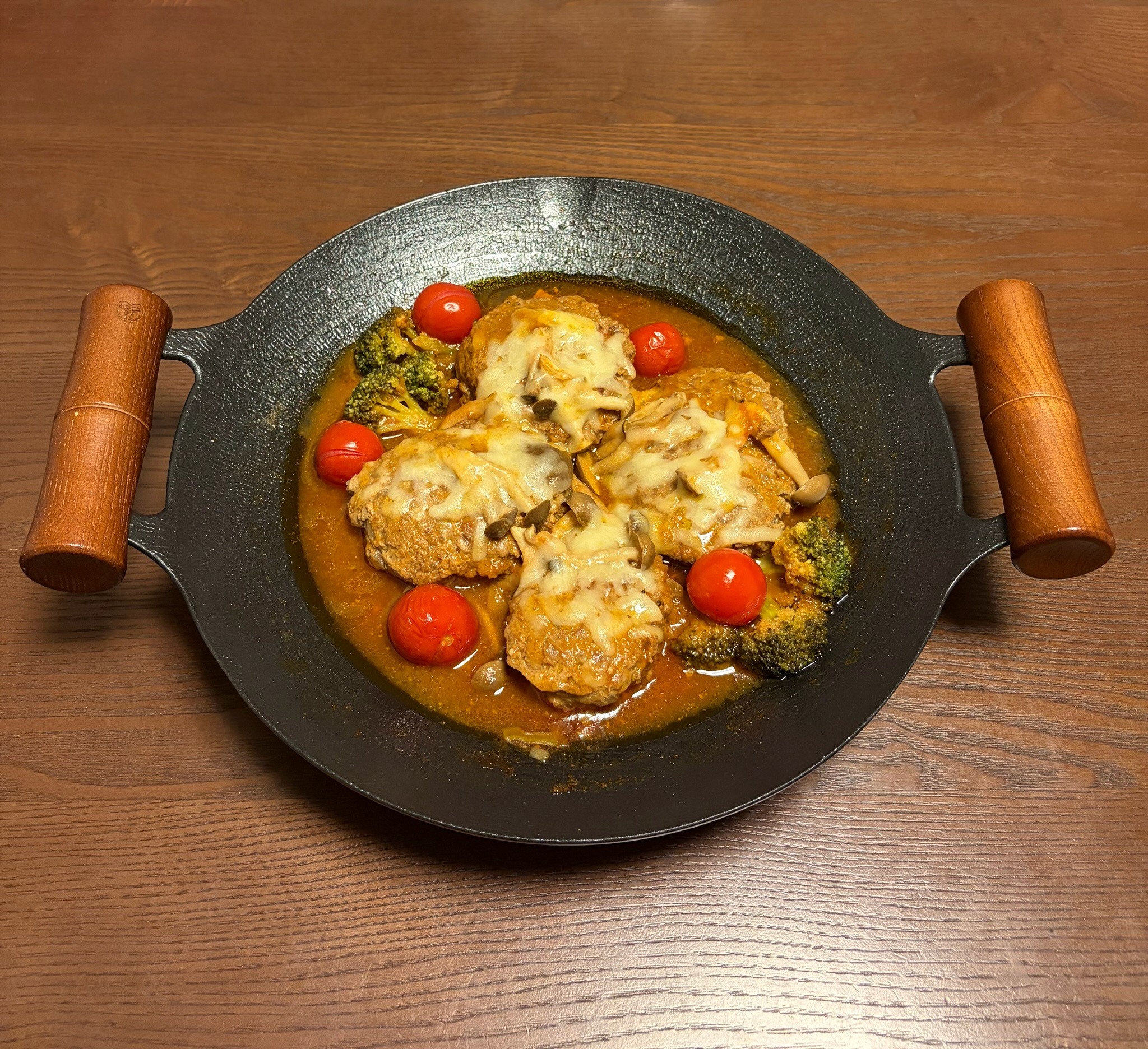 JHQマルチグリドル29cm深型で作った煮込みハンバーグ(チーズのせ・ミニトマトとブロッコリー添え)