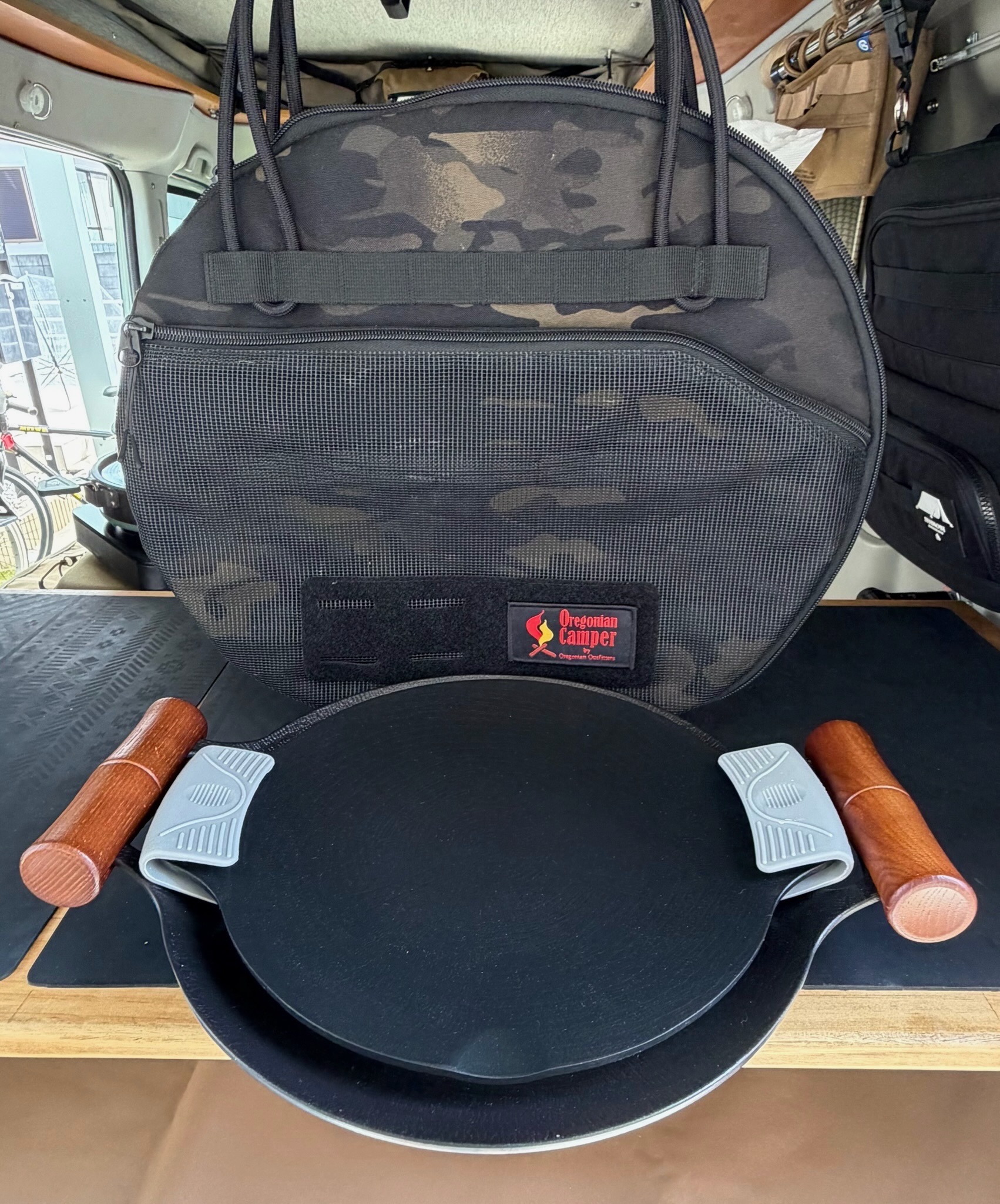 JHQマルチグリドル本体とシリコンミトン・木製グリップ・収納ケース(オレゴニアンキャンパー パンTOGO)