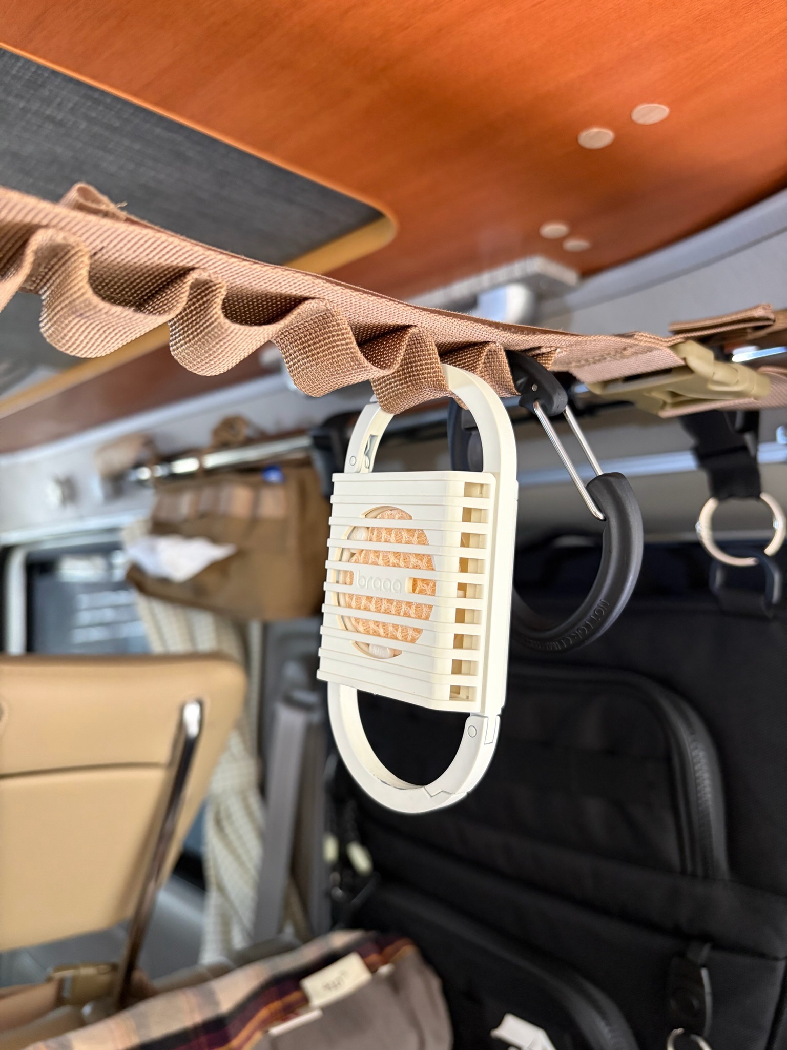 実際にカラビナで車内に掛けているカノクス