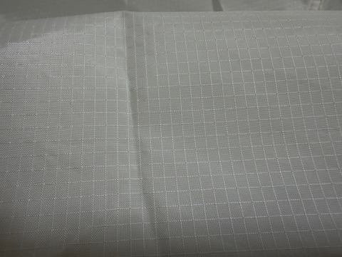 3年使った生地のアップ。リップストップの格子がはっきり残っている