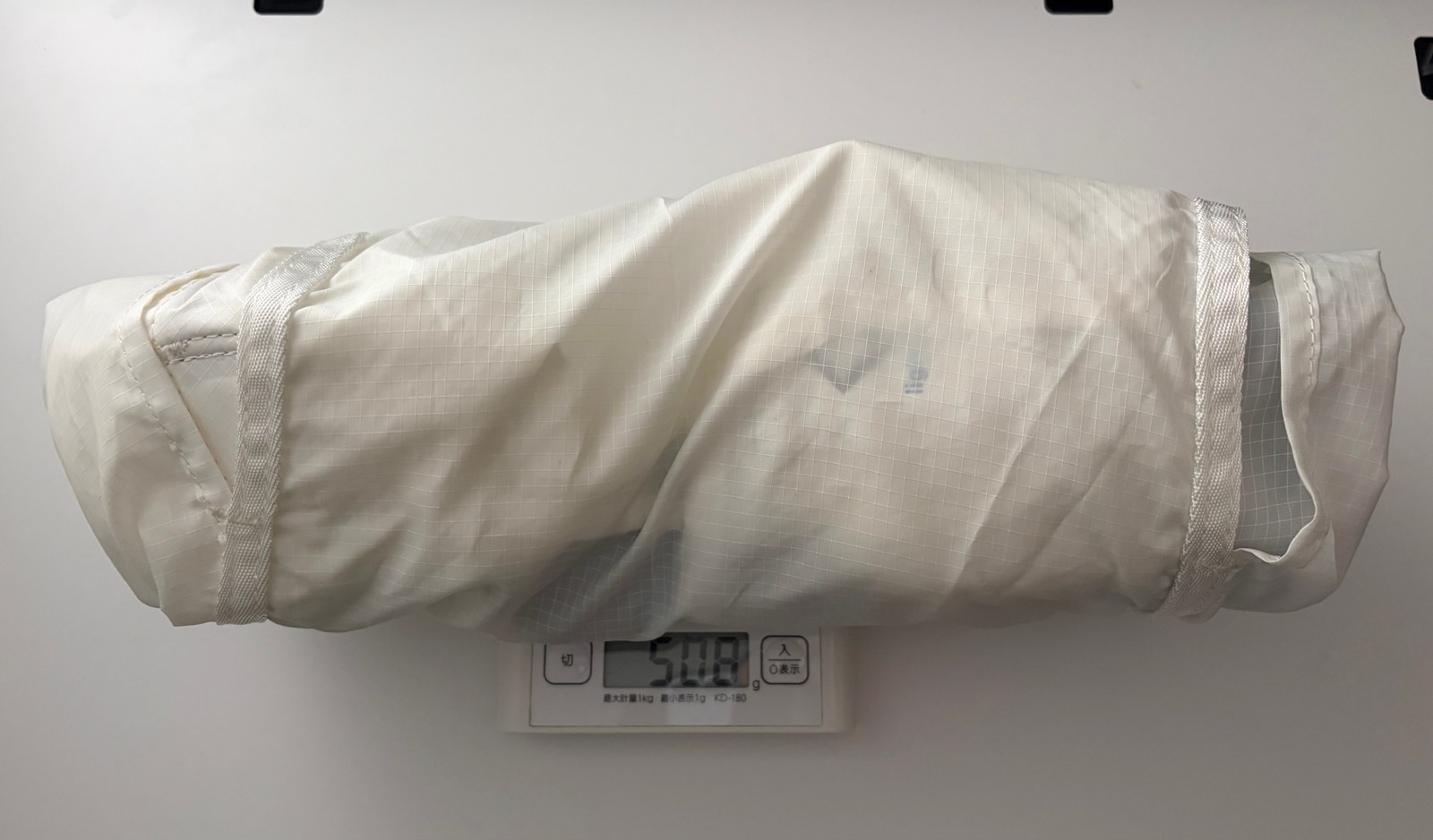 収納袋から出した本体。実測508g