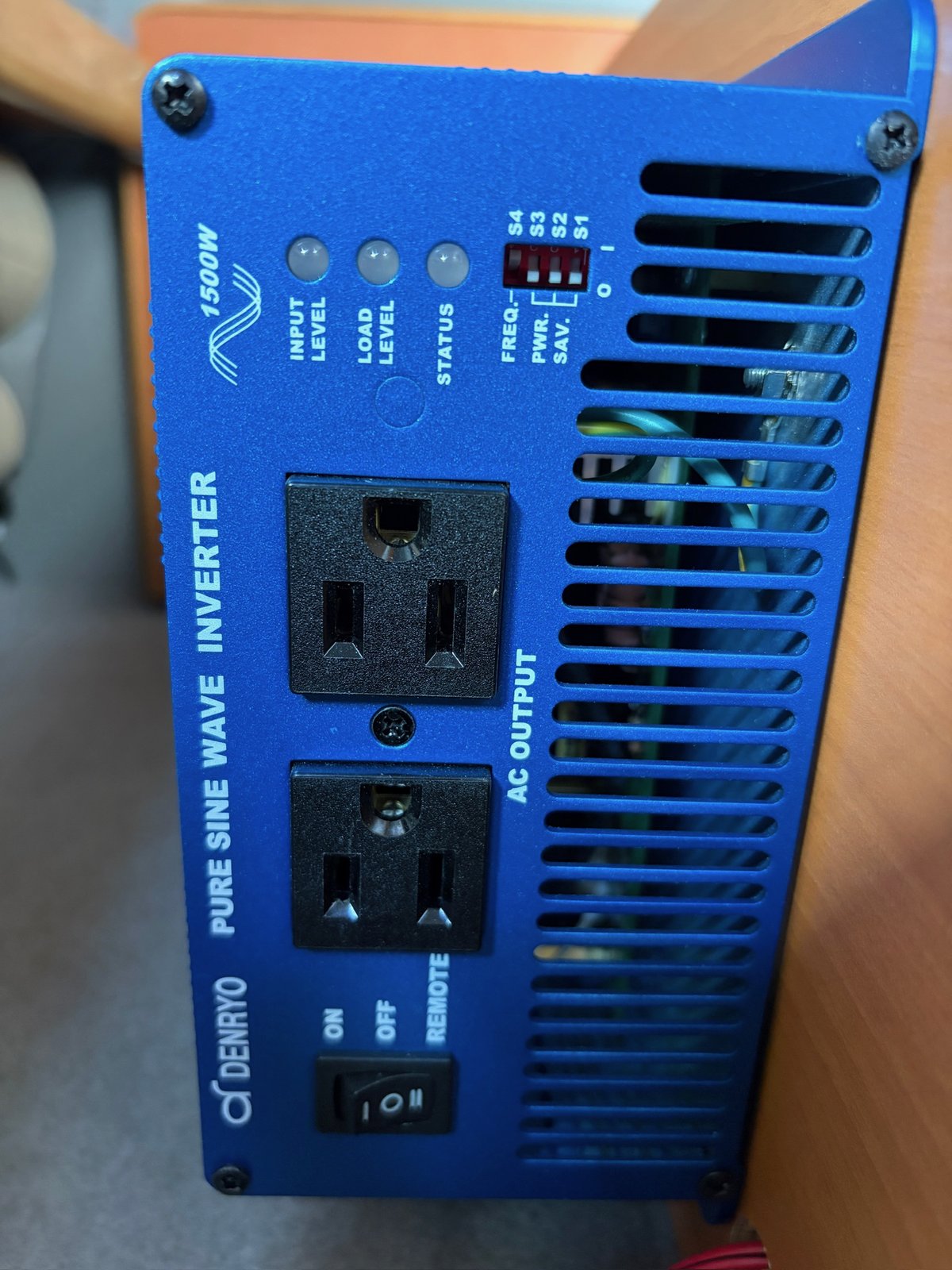 電菱 SK1500-112 インバーターの前面パネル。S4のディップスイッチが上(I側)で60Hz設定になっている